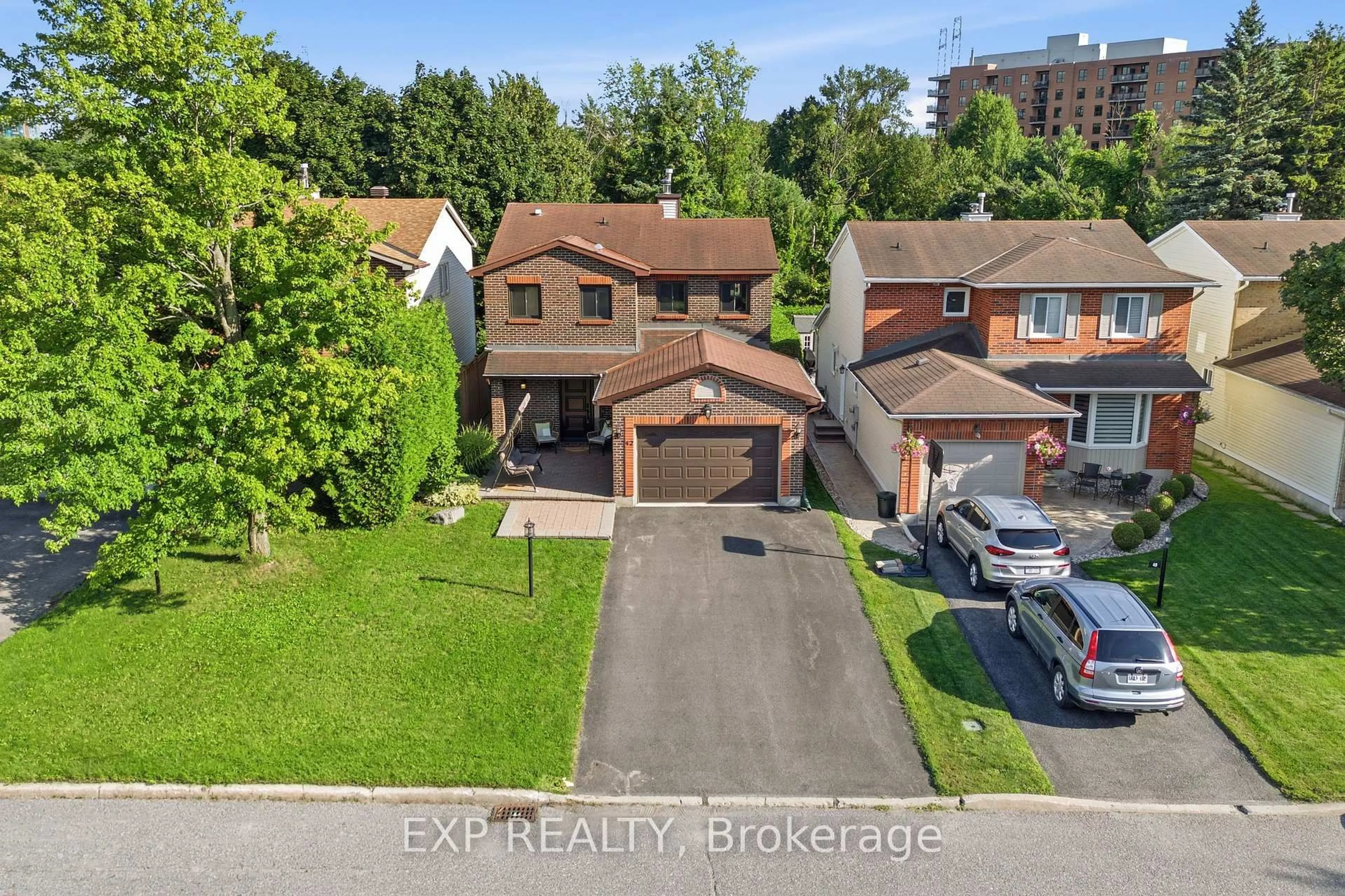 A pic from outside/outdoor area/front of a property/back of a property/a pic from drone, street for 42 Valley Ridge St, Ottawa Ontario K2E 7W2