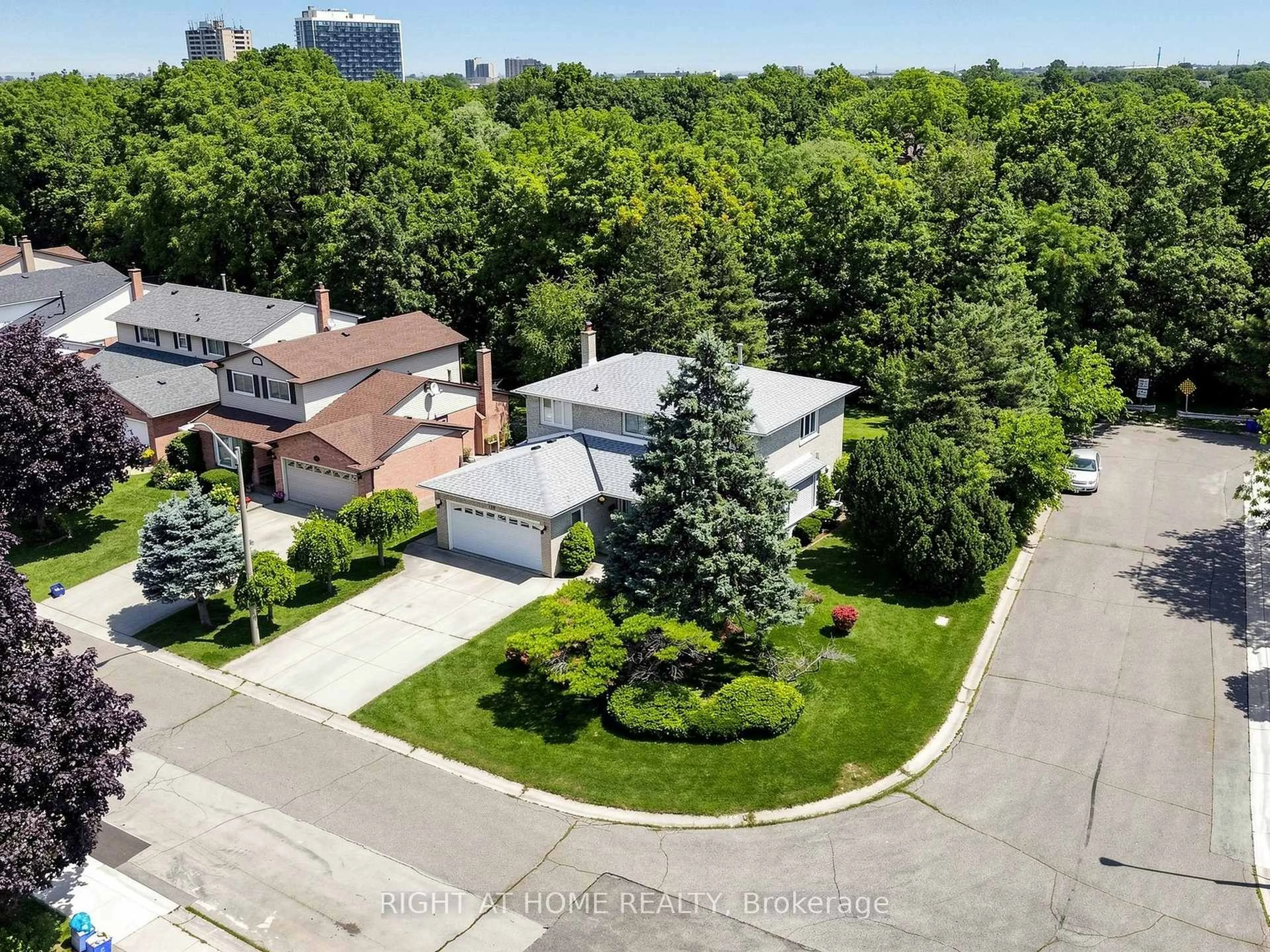 A pic from outside/outdoor area/front of a property/back of a property/a pic from drone, street for 138 Strawberry Dr, Hamilton Ontario L8E 4R7