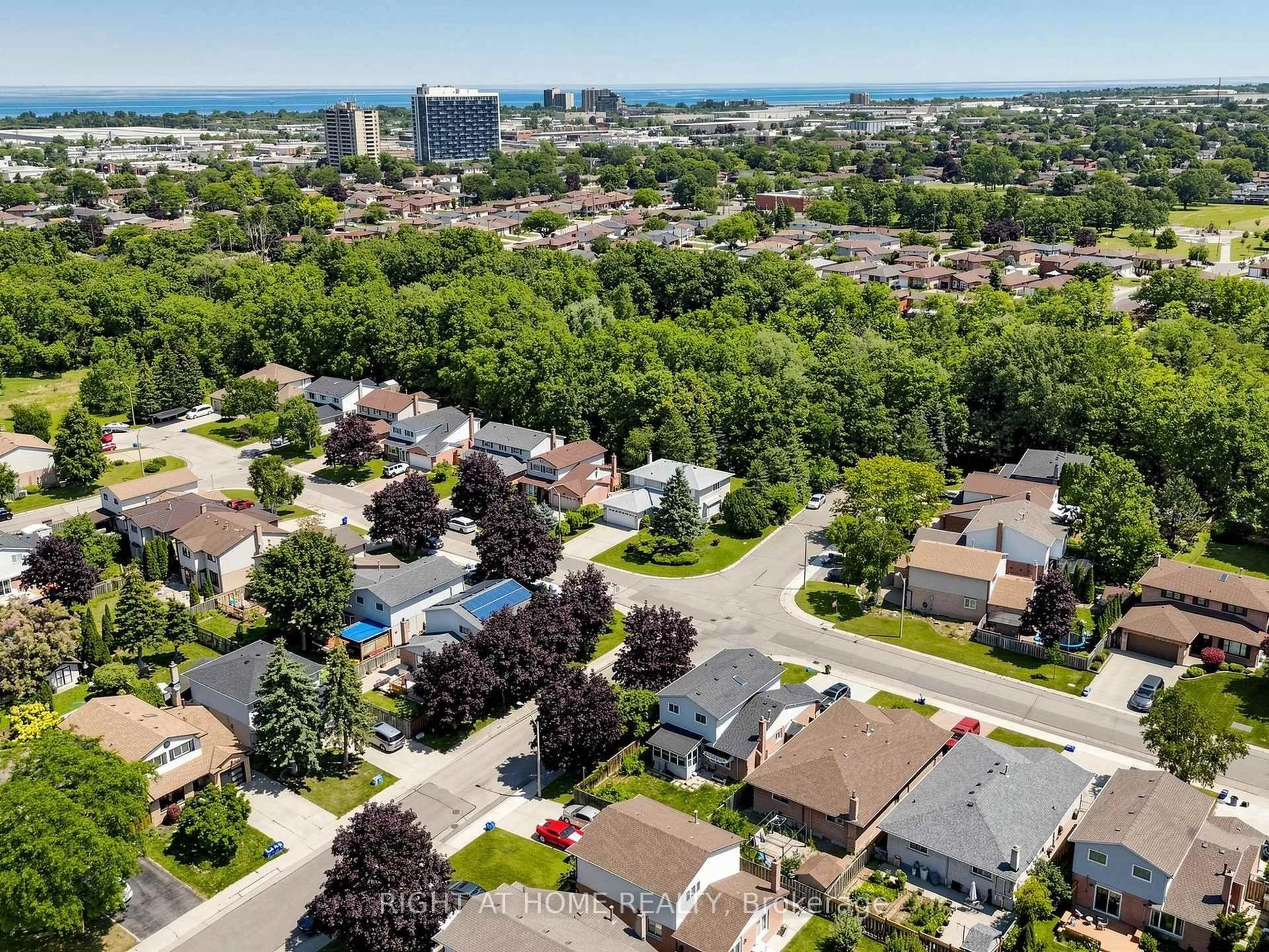A pic from outside/outdoor area/front of a property/back of a property/a pic from drone, street for 138 Strawberry Dr, Hamilton Ontario L8E 4R7
