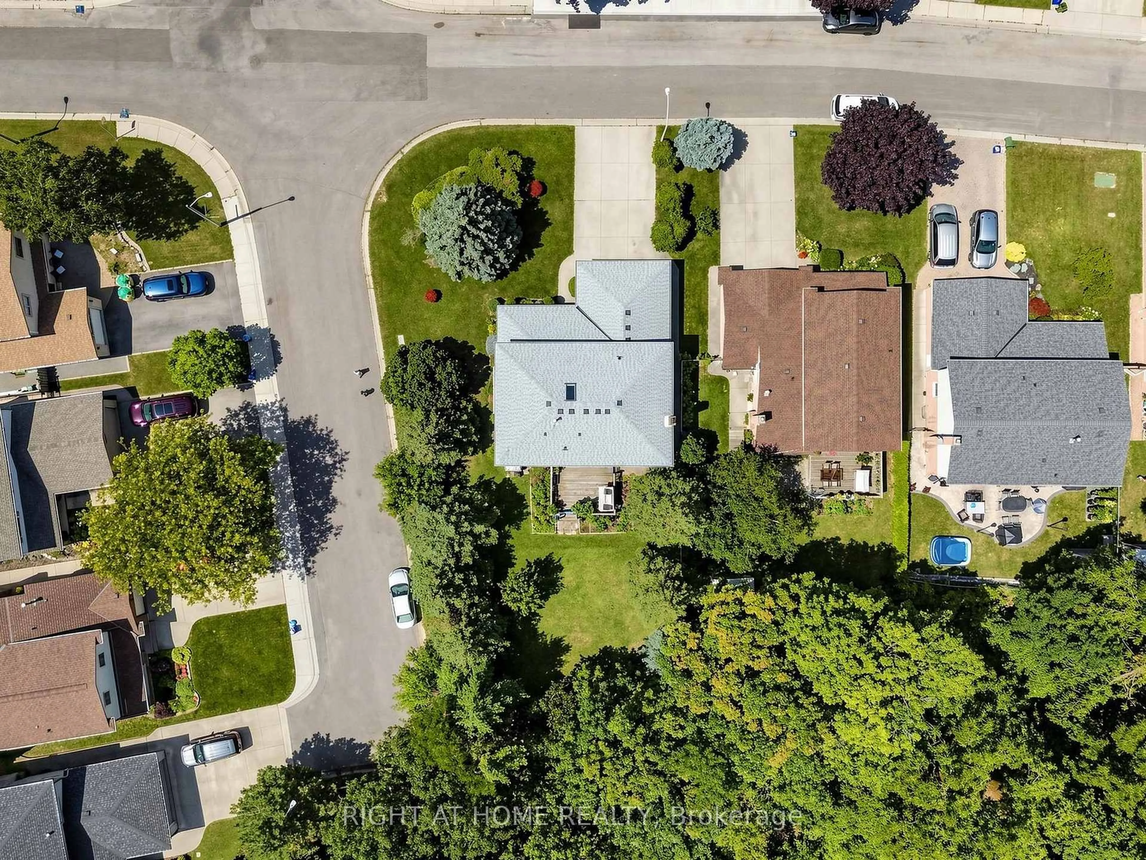 A pic from outside/outdoor area/front of a property/back of a property/a pic from drone, street for 138 Strawberry Dr, Hamilton Ontario L8E 4R7