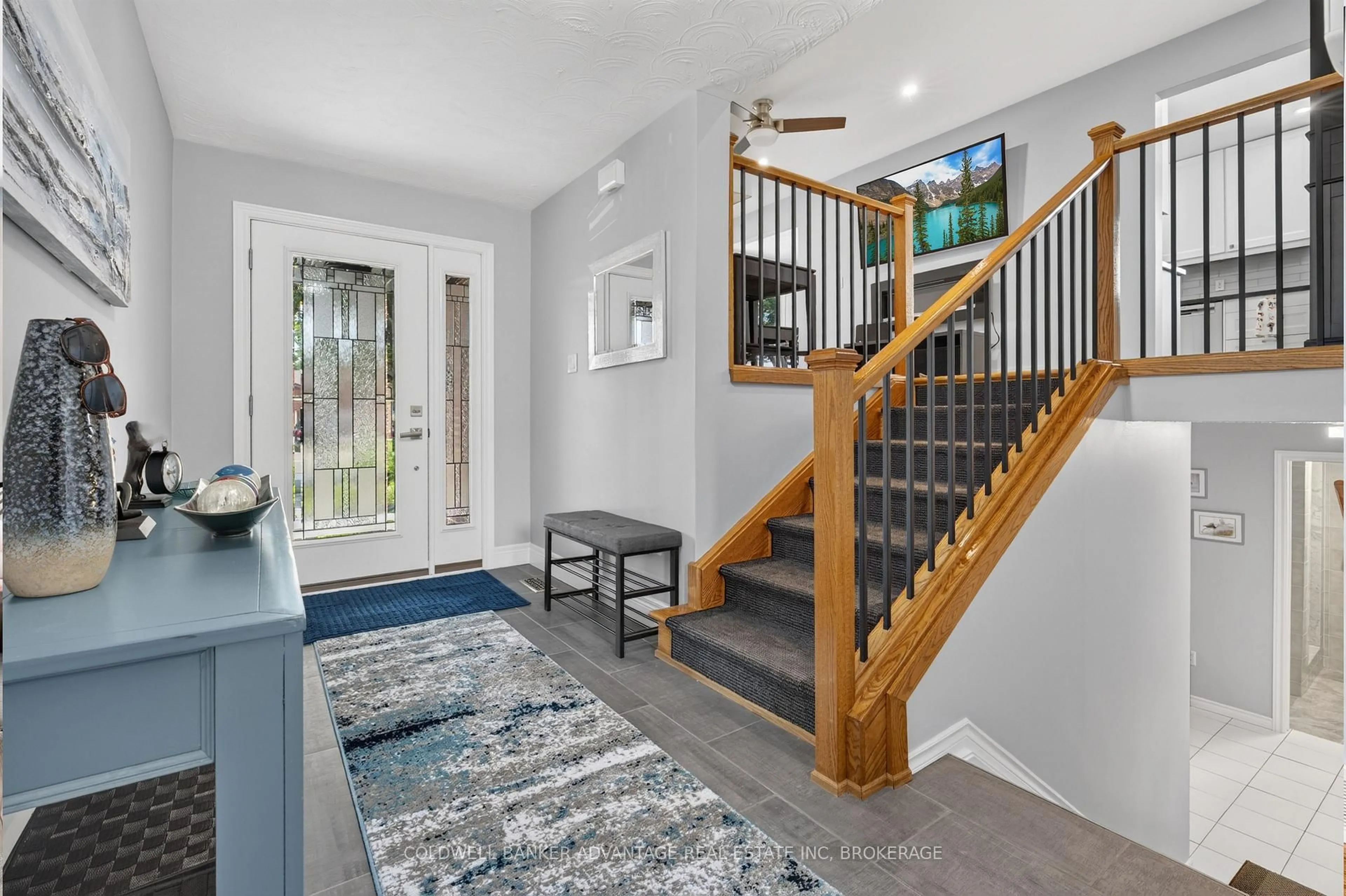 Indoor entryway for 5004 Pettit Ave, Niagara Falls Ontario L2E 7B1