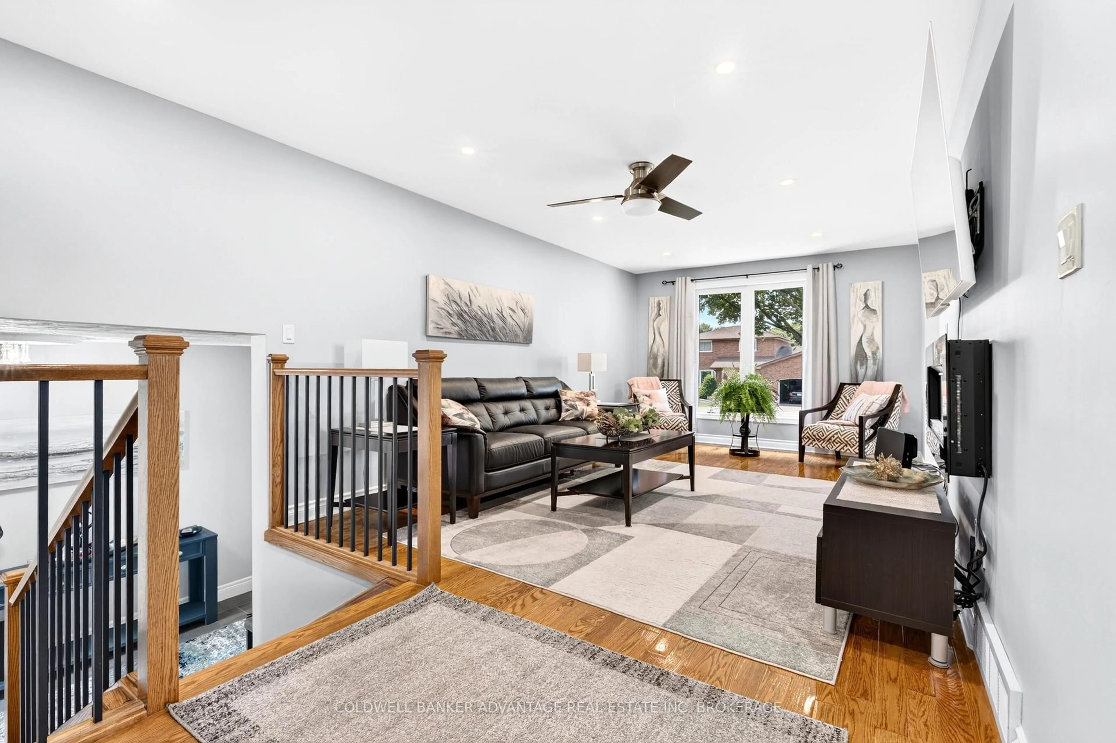 Living room with furniture, unknown for 5004 Pettit Ave, Niagara Falls Ontario L2E 7B1
