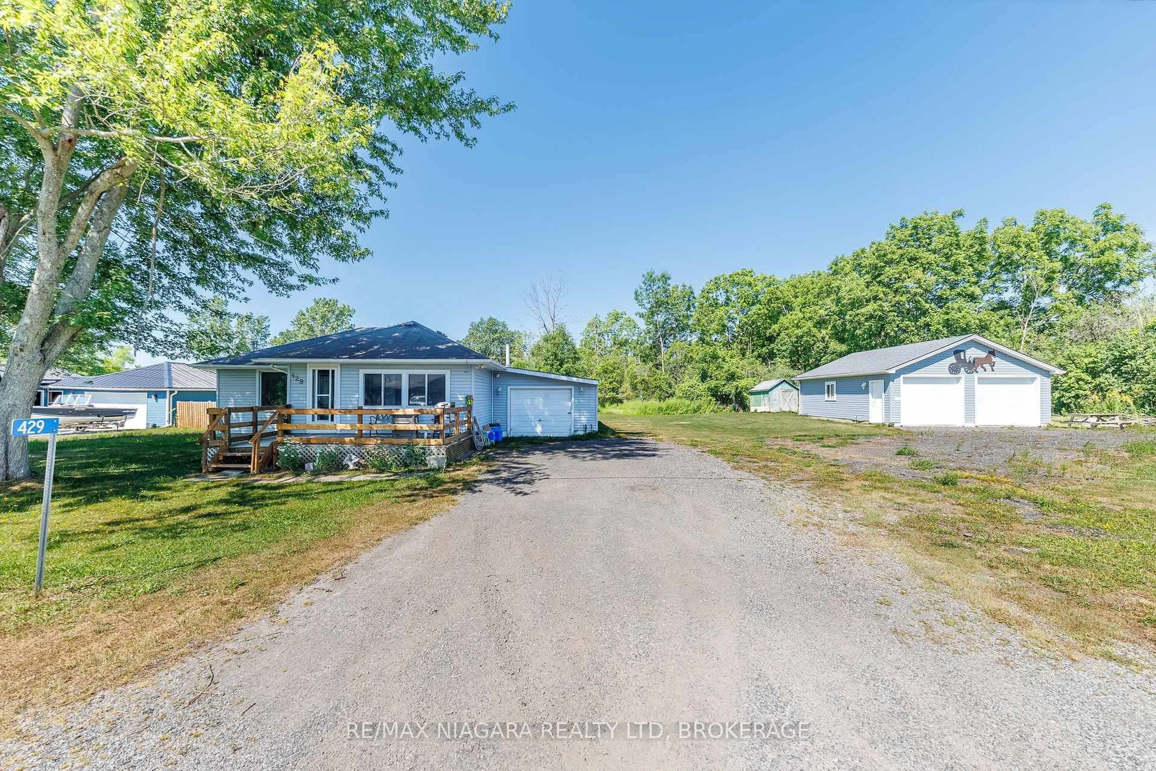 A pic from outside/outdoor area/front of a property/back of a property/a pic from drone, unknown for 429 Delaware Ave, Fort Erie Ontario L2A 5M4