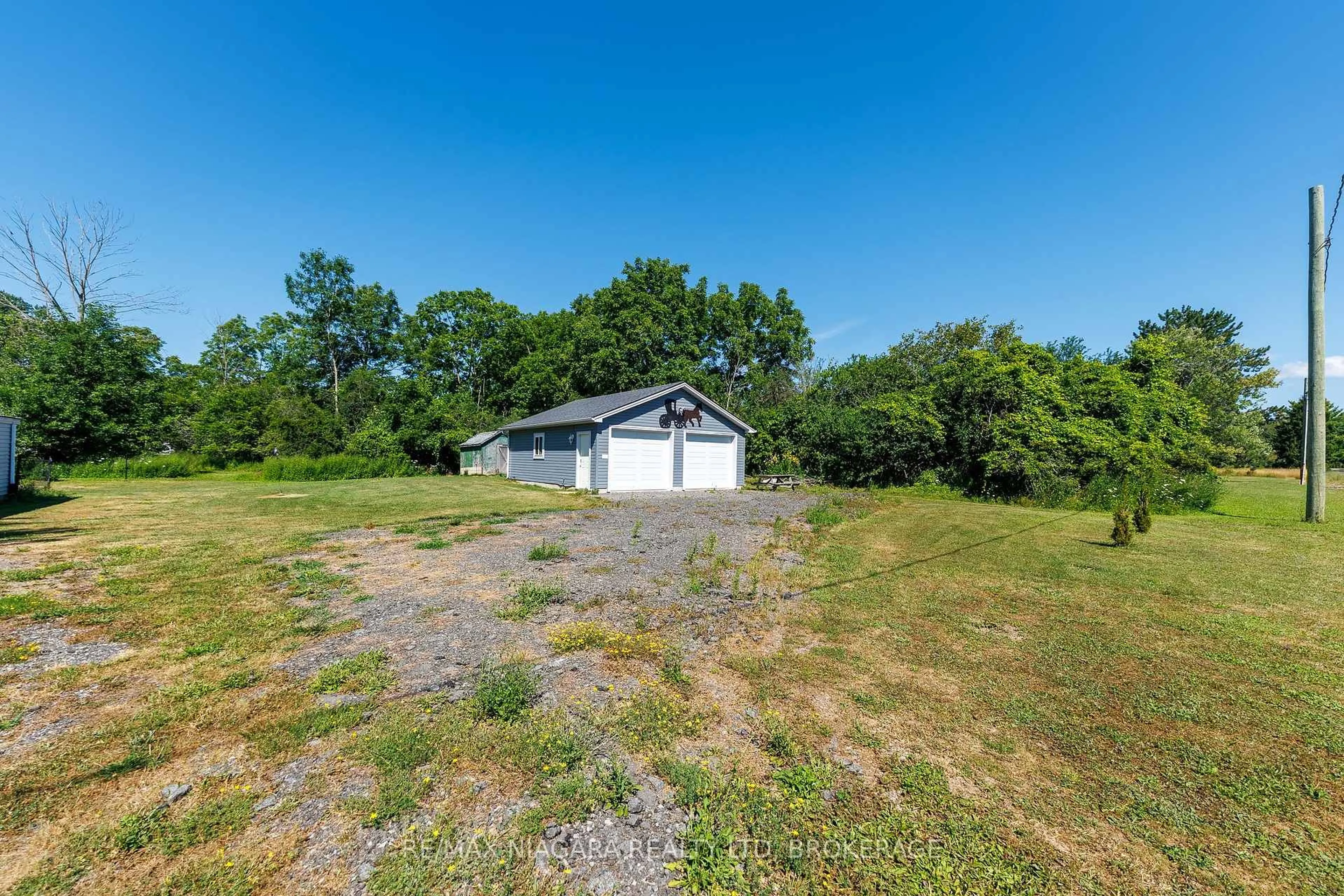 A pic from outside/outdoor area/front of a property/back of a property/a pic from drone, water/lake/river/ocean view for 429 Delaware Ave, Fort Erie Ontario L2A 5M4