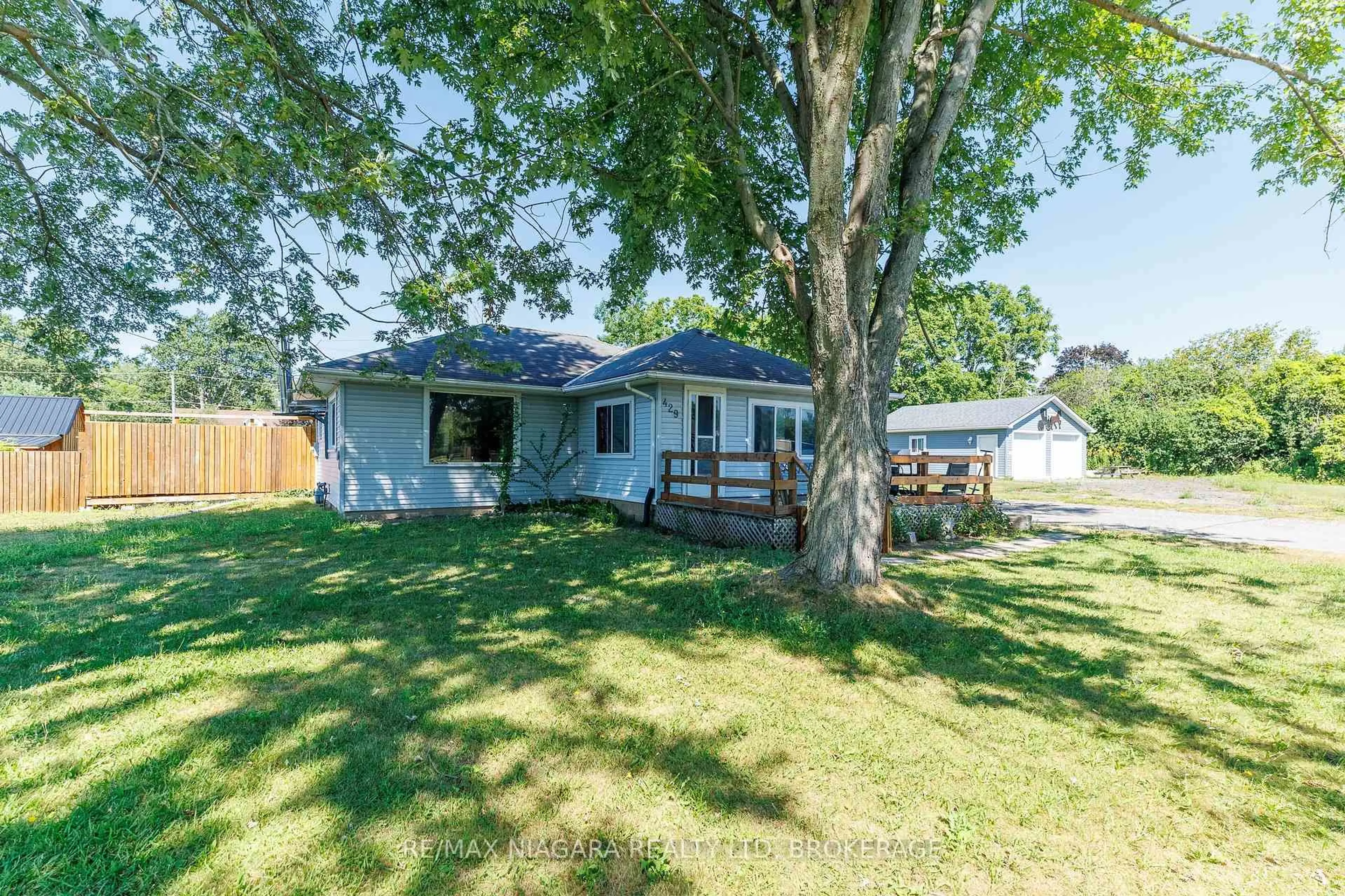 A pic from outside/outdoor area/front of a property/back of a property/a pic from drone, street for 429 Delaware Ave, Fort Erie Ontario L2A 5M4