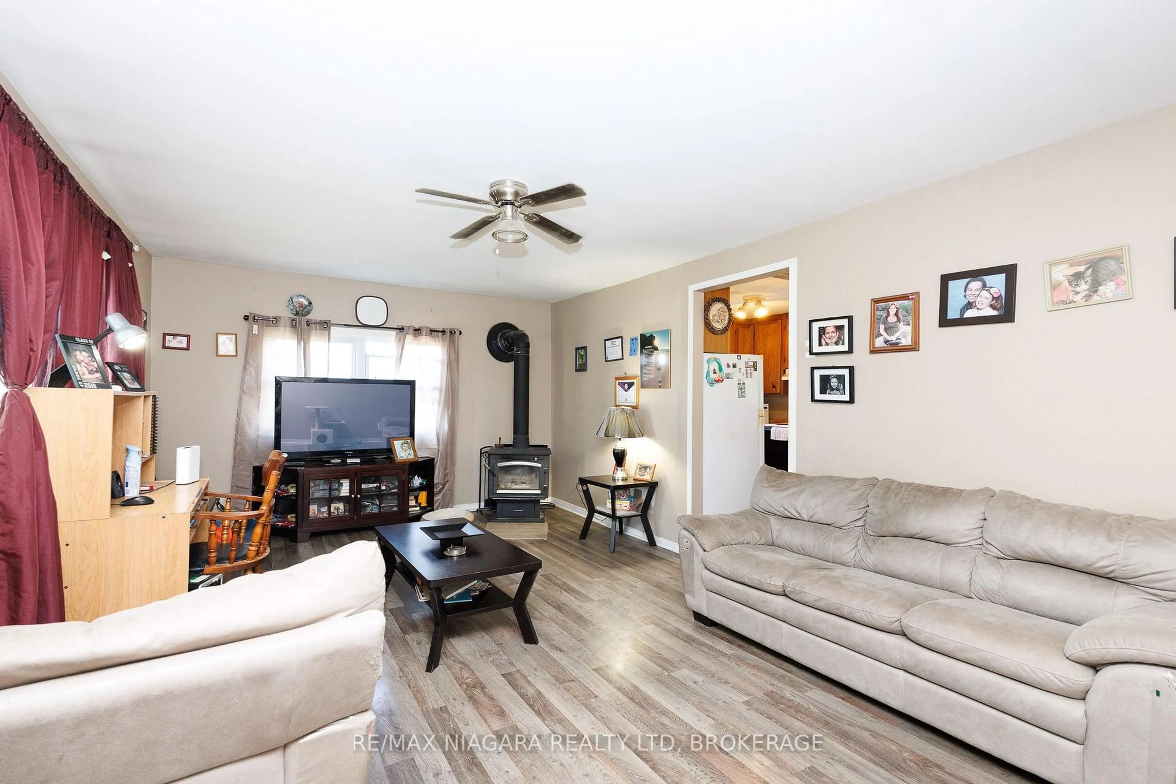 Living room with furniture, unknown for 429 Delaware Ave, Fort Erie Ontario L2A 5M4