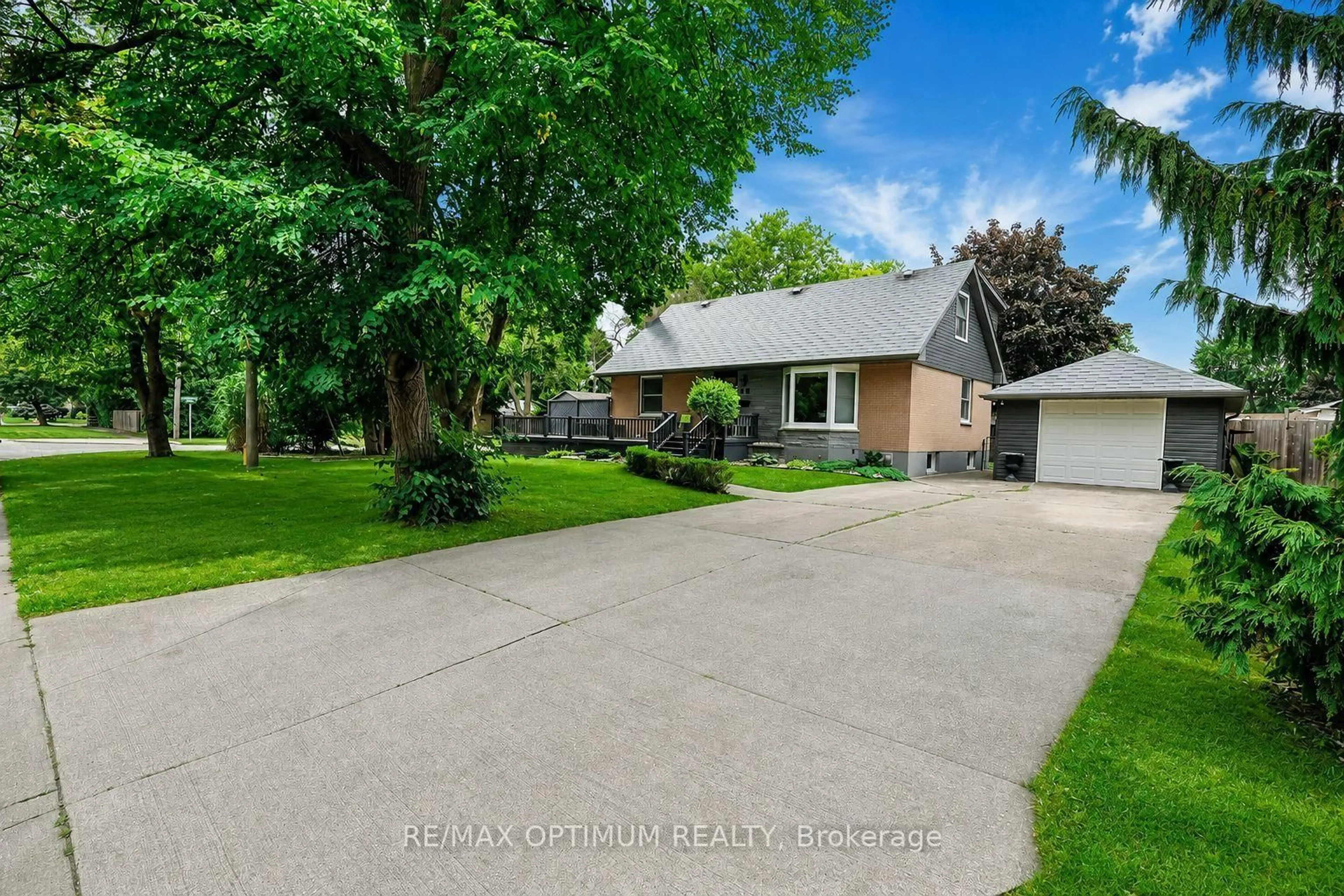 A pic from outside/outdoor area/front of a property/back of a property/a pic from drone, street for 25 Buckingham Rd, Sarnia Ontario N7S 2S5