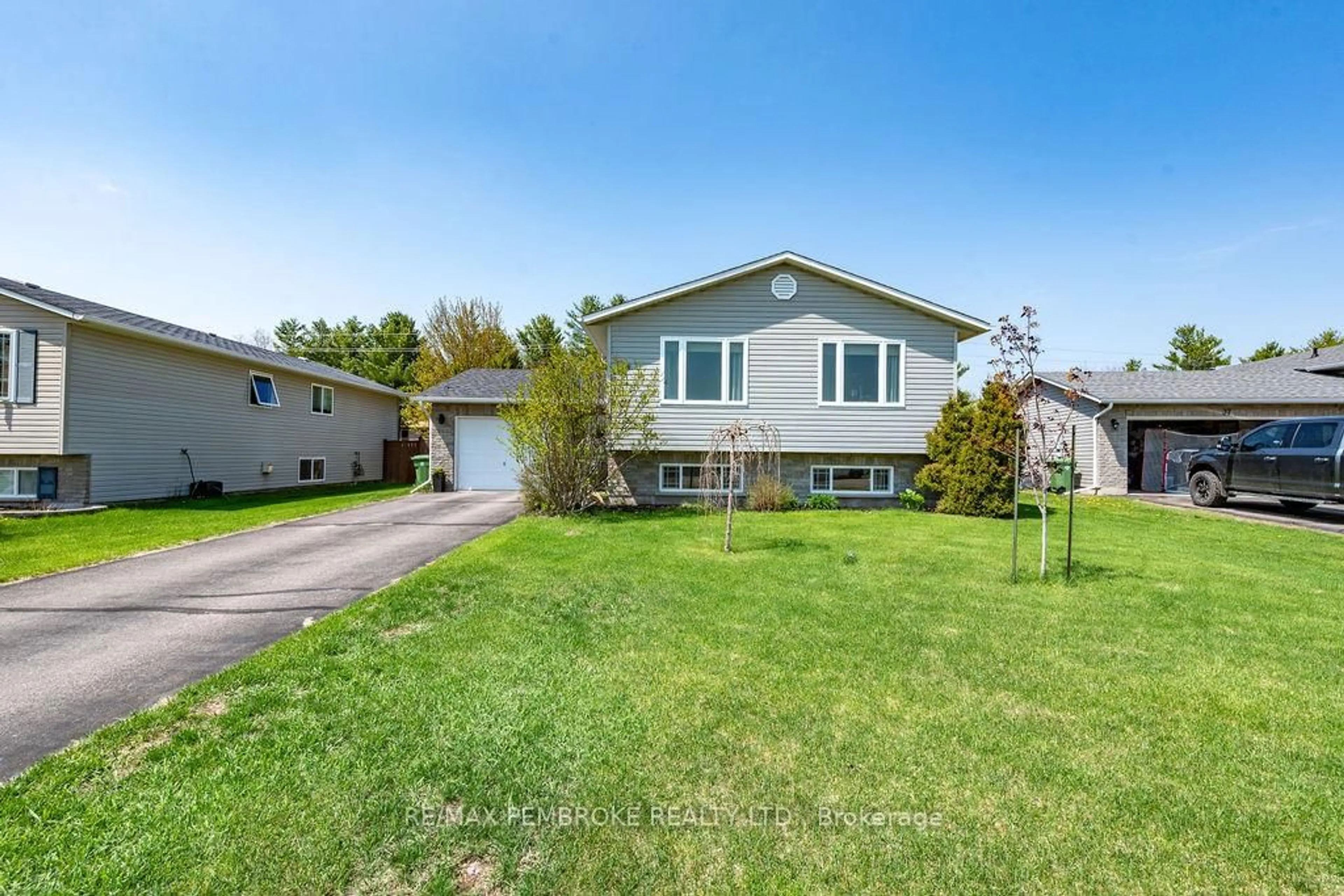 Home with vinyl exterior material, unknown for 35 Winfield St, Petawawa Ontario K8H 0A2
