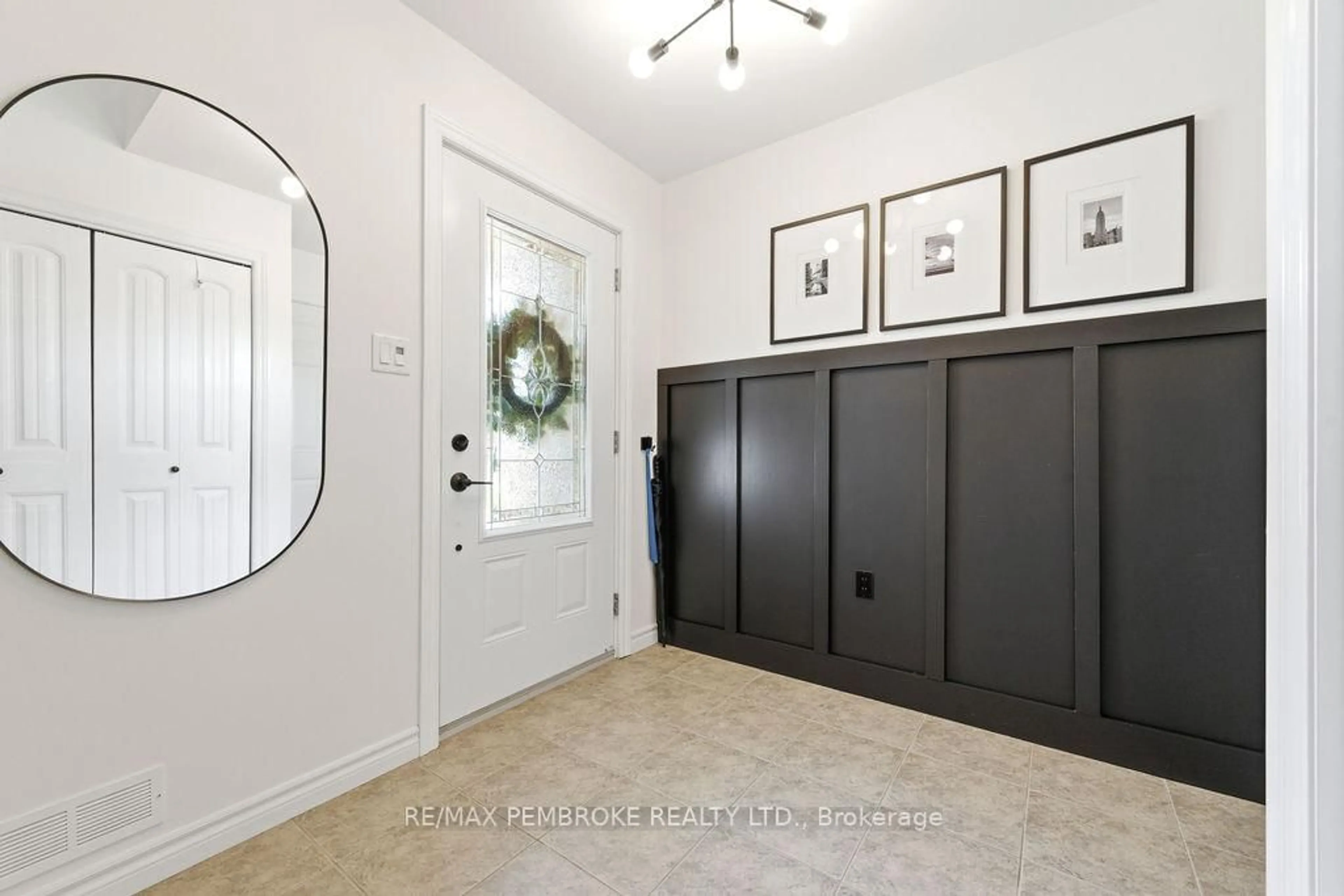 Indoor entryway for 35 Winfield St, Petawawa Ontario K8H 0A2