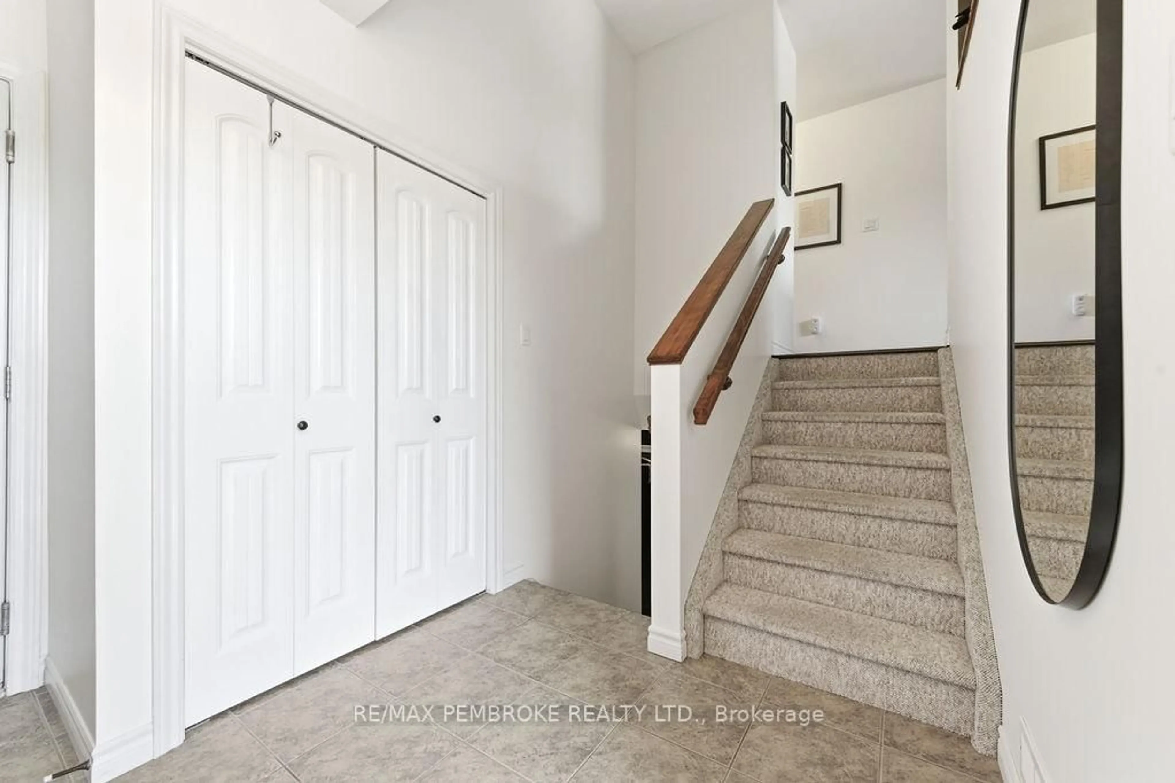Indoor foyer for 35 Winfield St, Petawawa Ontario K8H 0A2