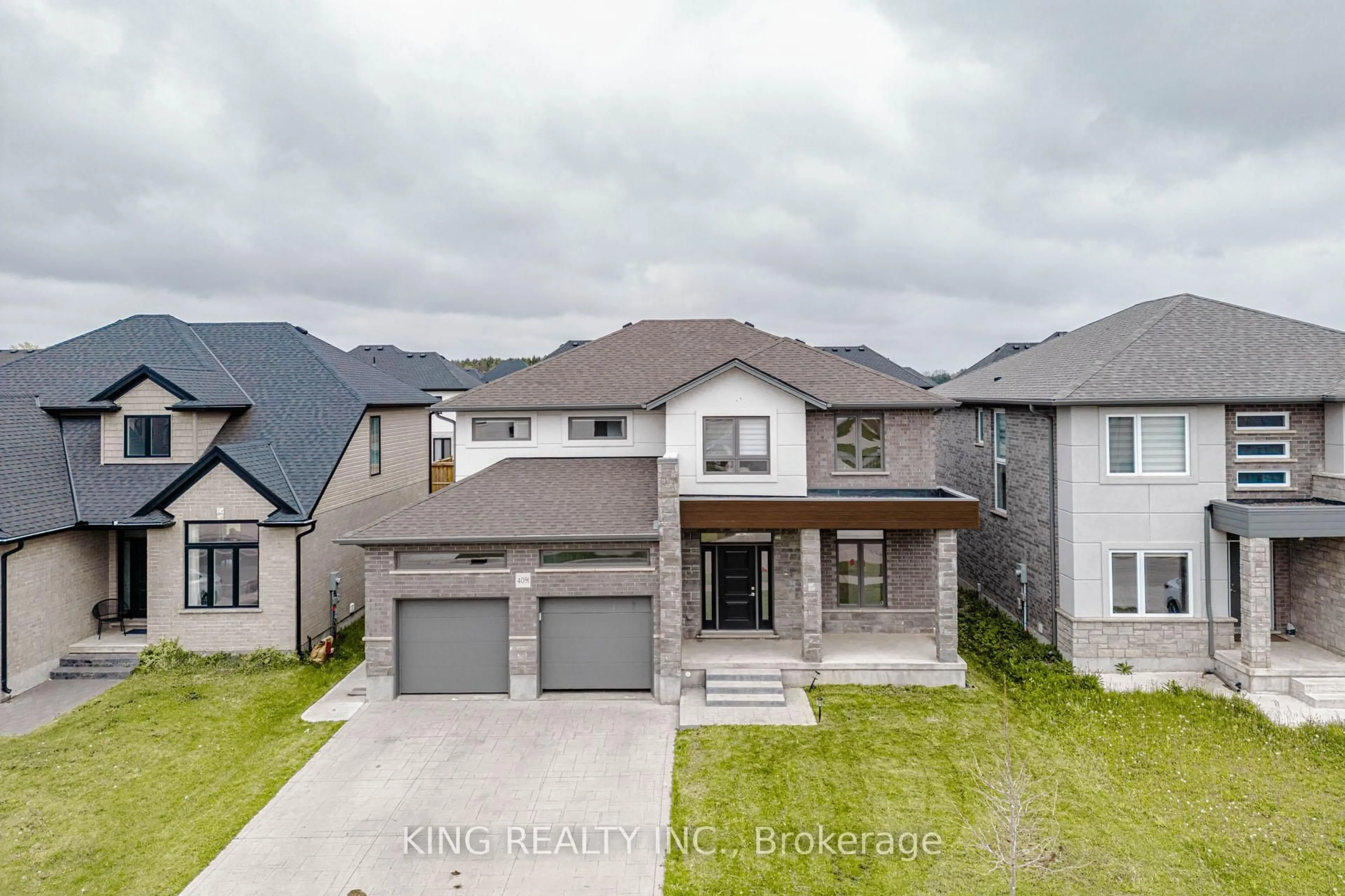 A pic from outside/outdoor area/front of a property/back of a property/a pic from drone, unknown for 4091 CAMPBELL St, London South Ontario N6P 0H5