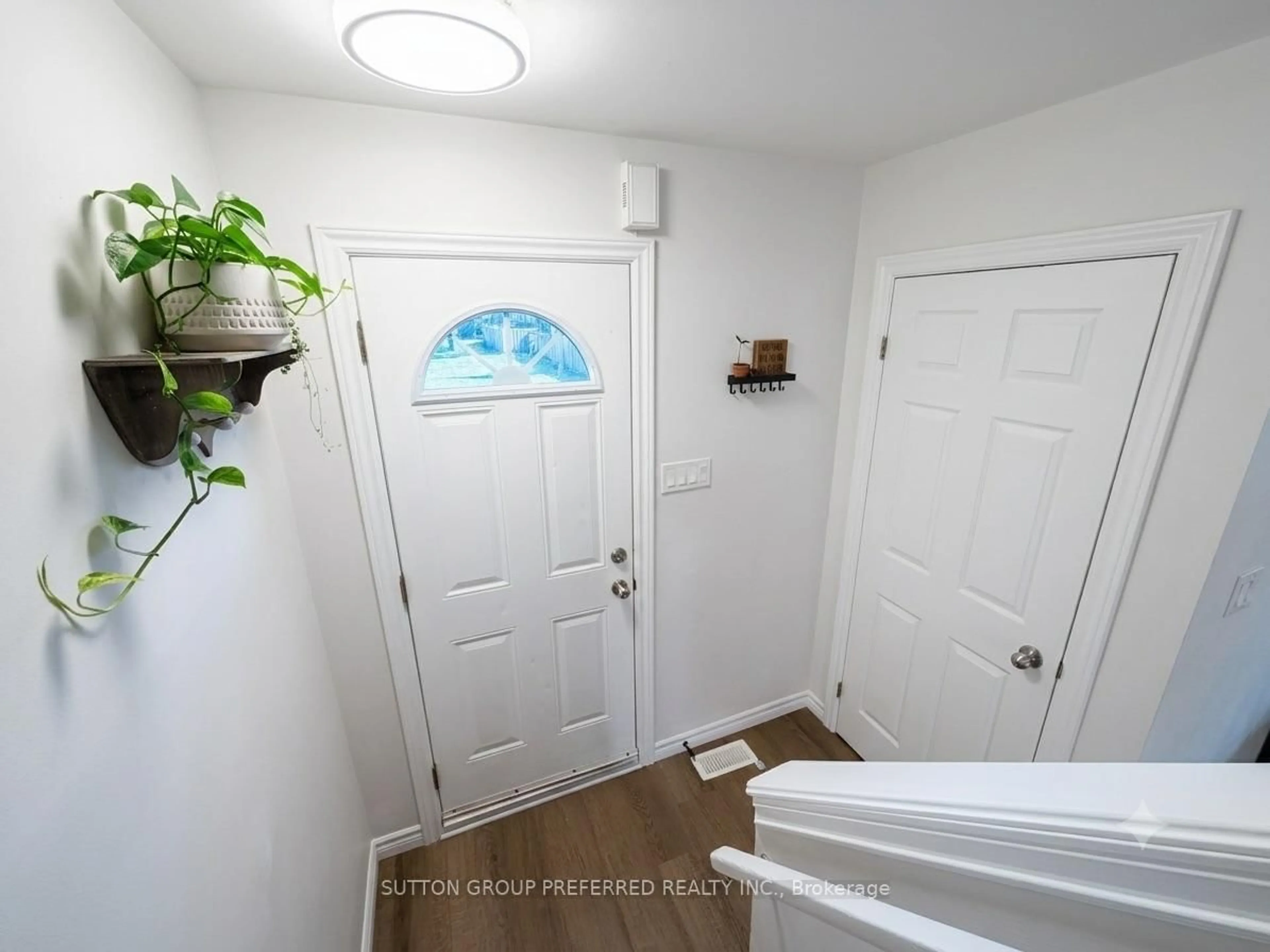 Indoor entryway for 825 Dundalk Dr #27, London South Ontario N6C 3V6