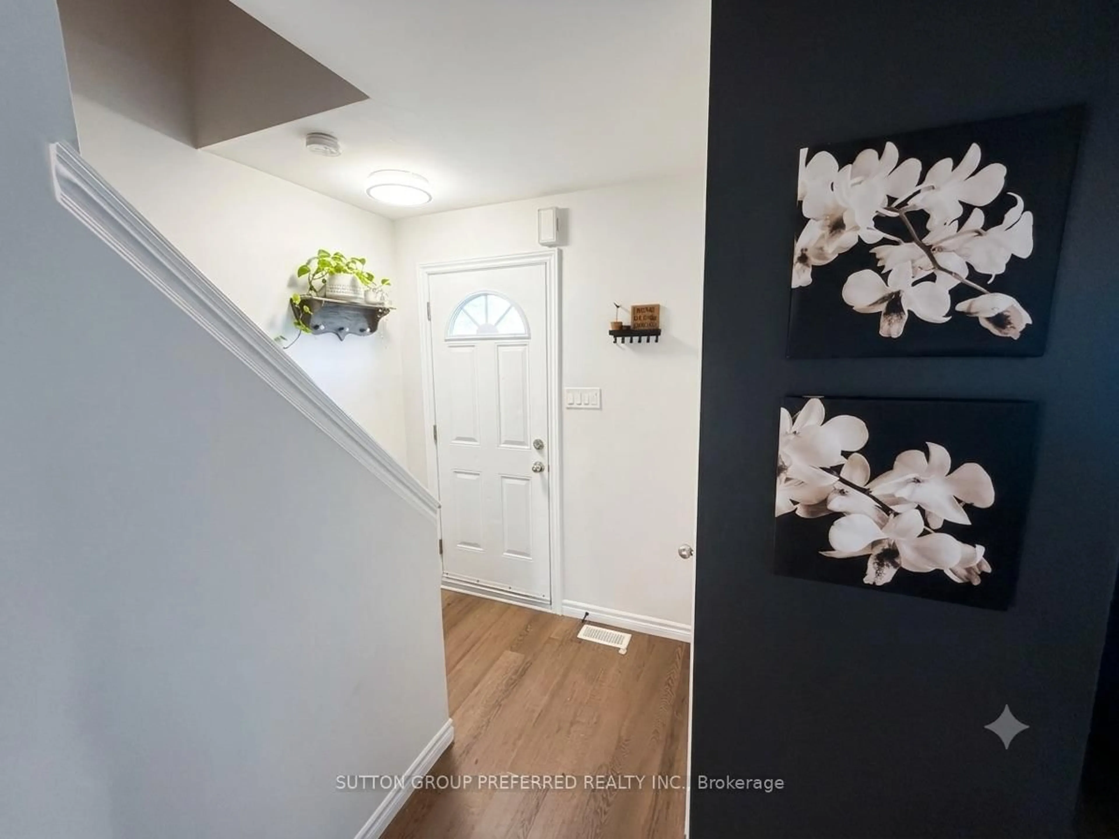 Indoor entryway for 825 Dundalk Dr #27, London South Ontario N6C 3V6