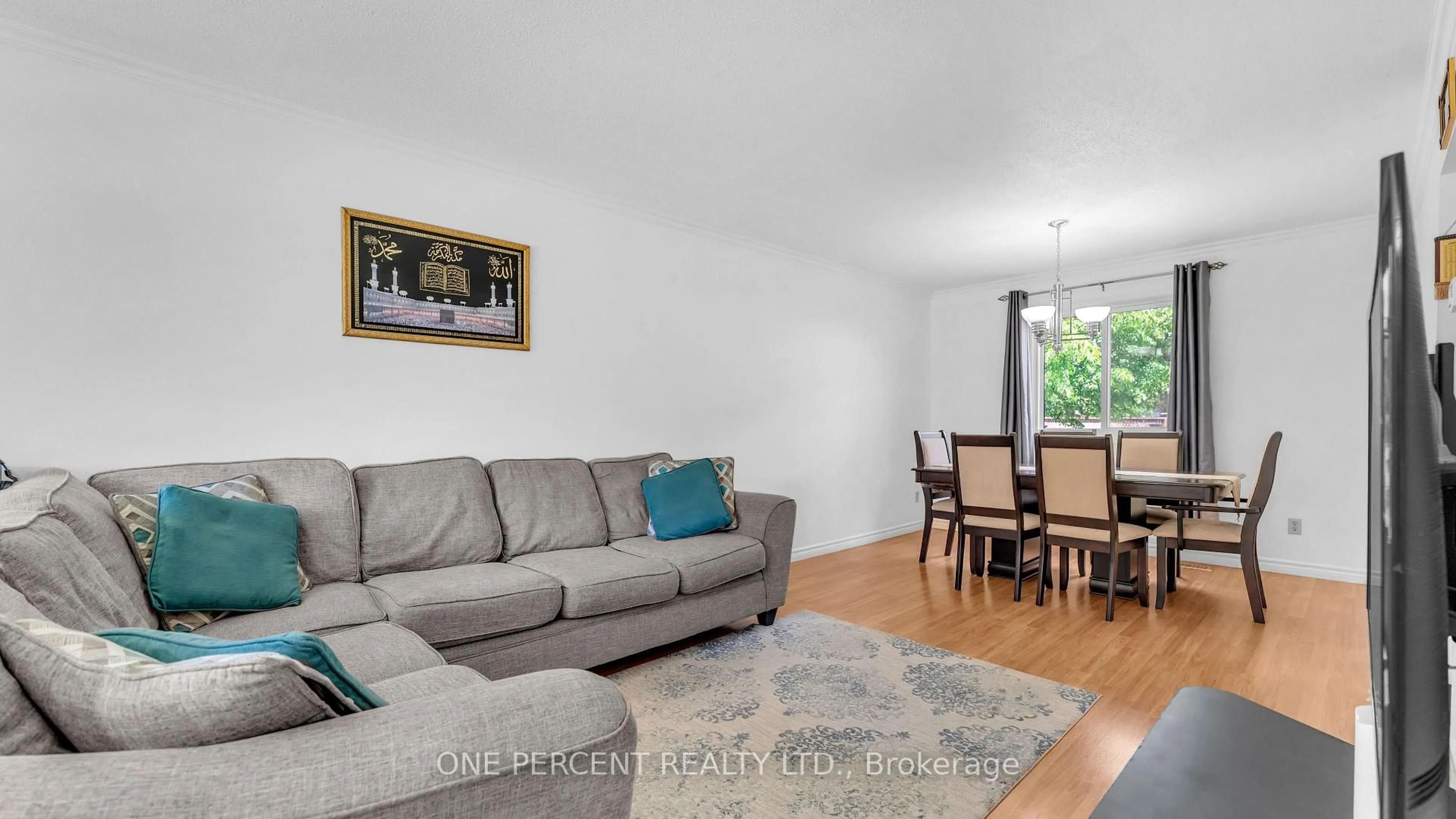 Living room with furniture, wood/laminate floor for 1 CHESWICK Circ, London South Ontario N6E 3L8