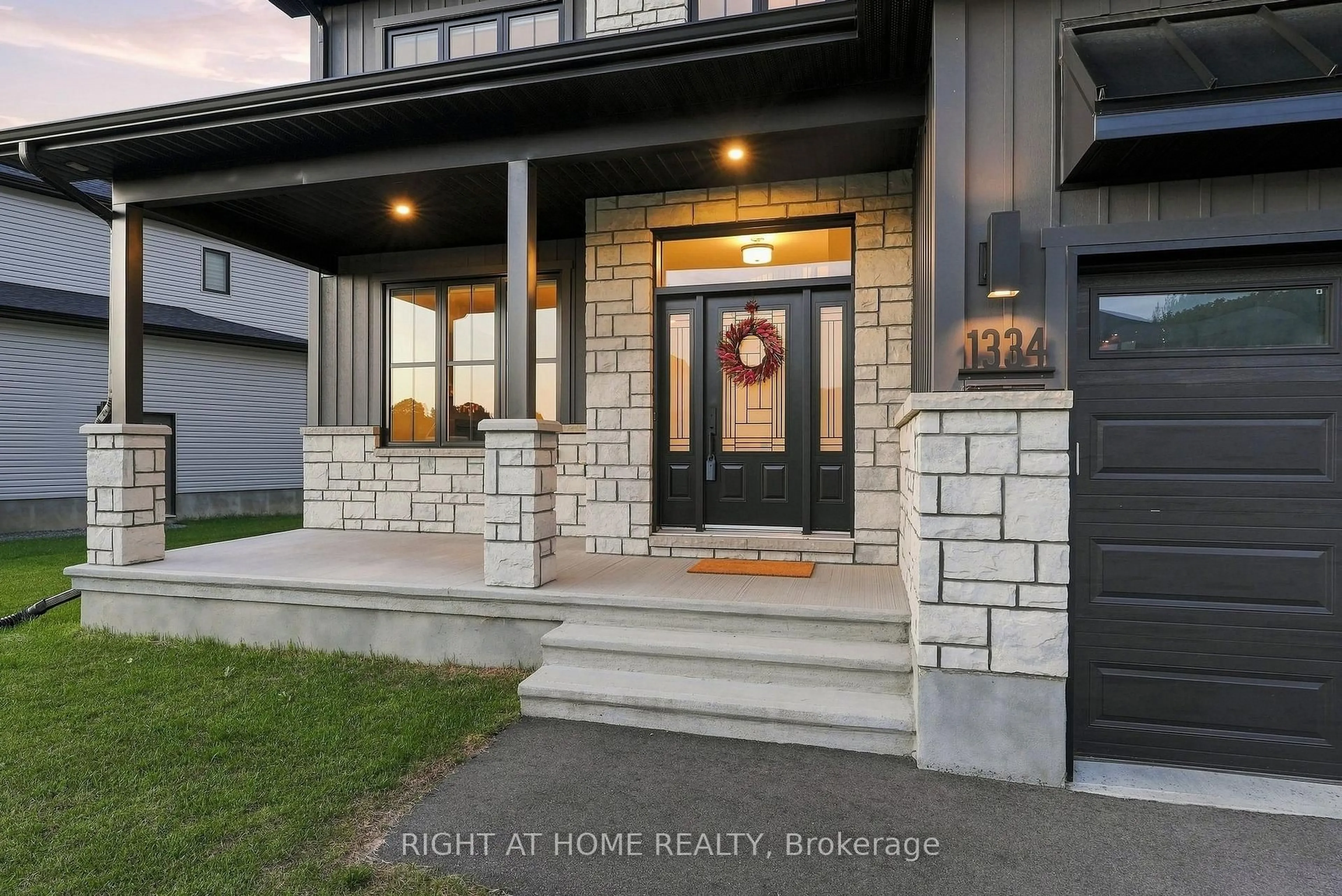 Indoor entryway for 1334 Fribourg St, Russell Ontario K0A 1W0