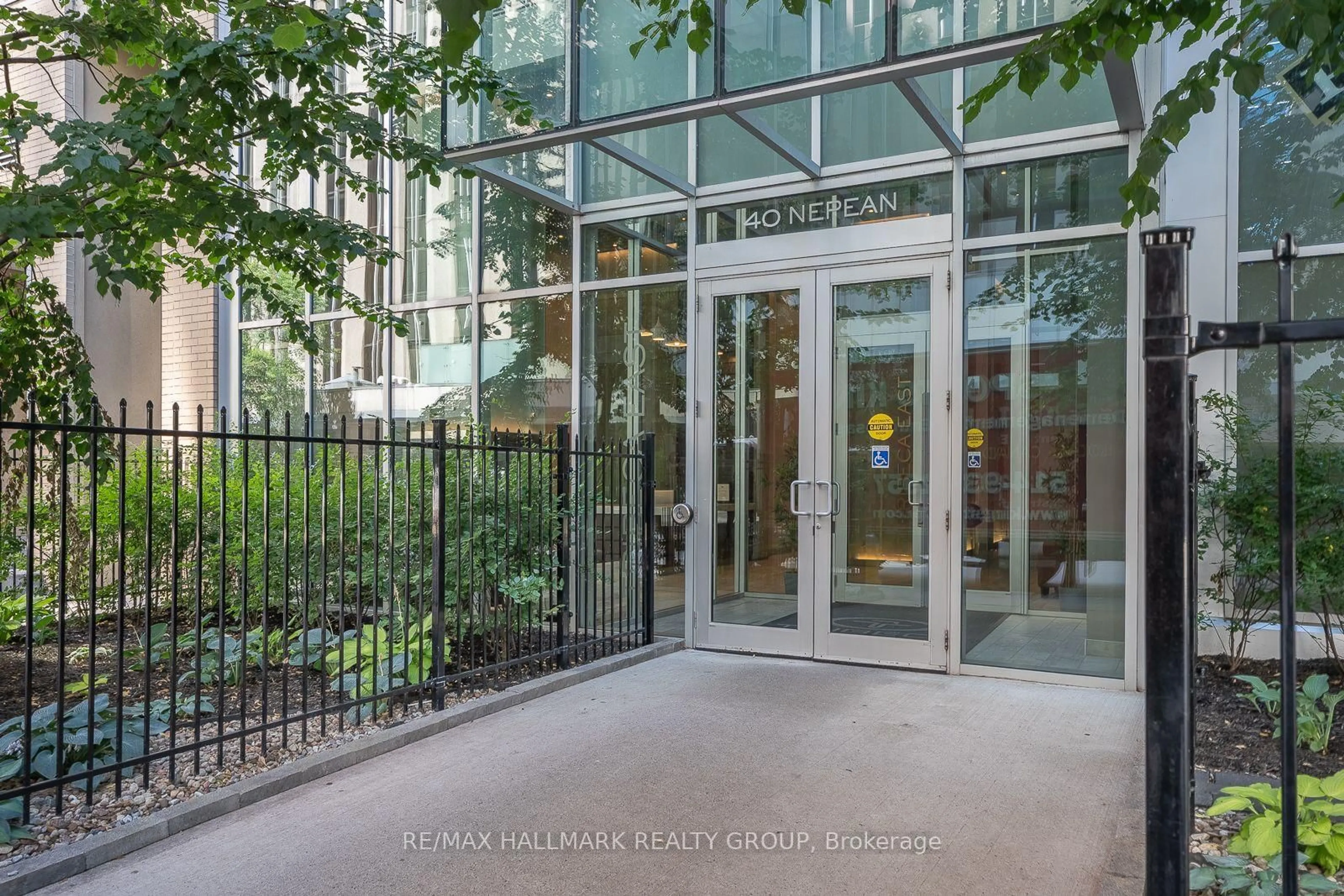 Indoor foyer for 40 Nepean St #1204, Ottawa Ontario K2P 0X5