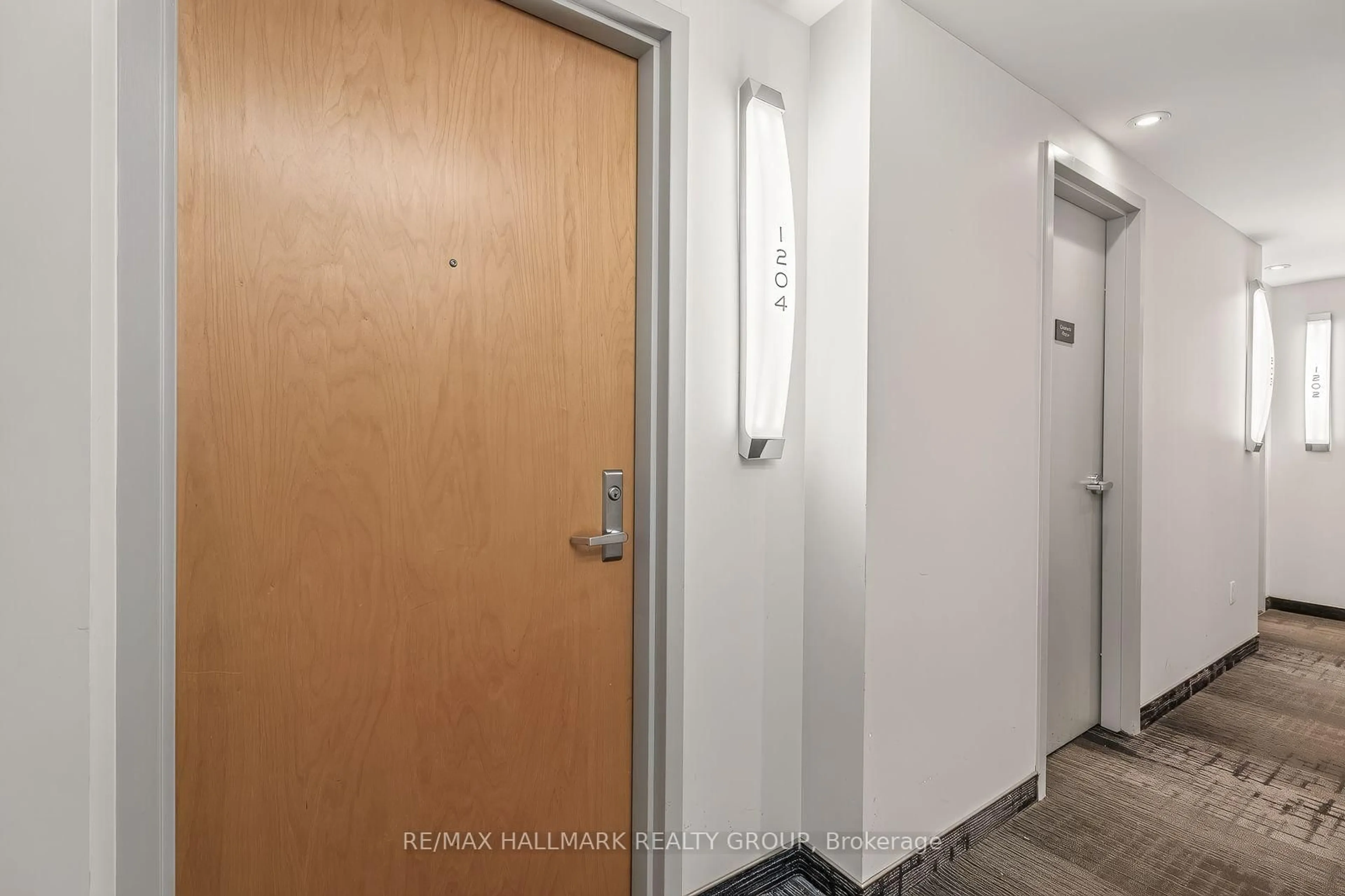 Indoor entryway for 40 Nepean St #1204, Ottawa Ontario K2P 0X5