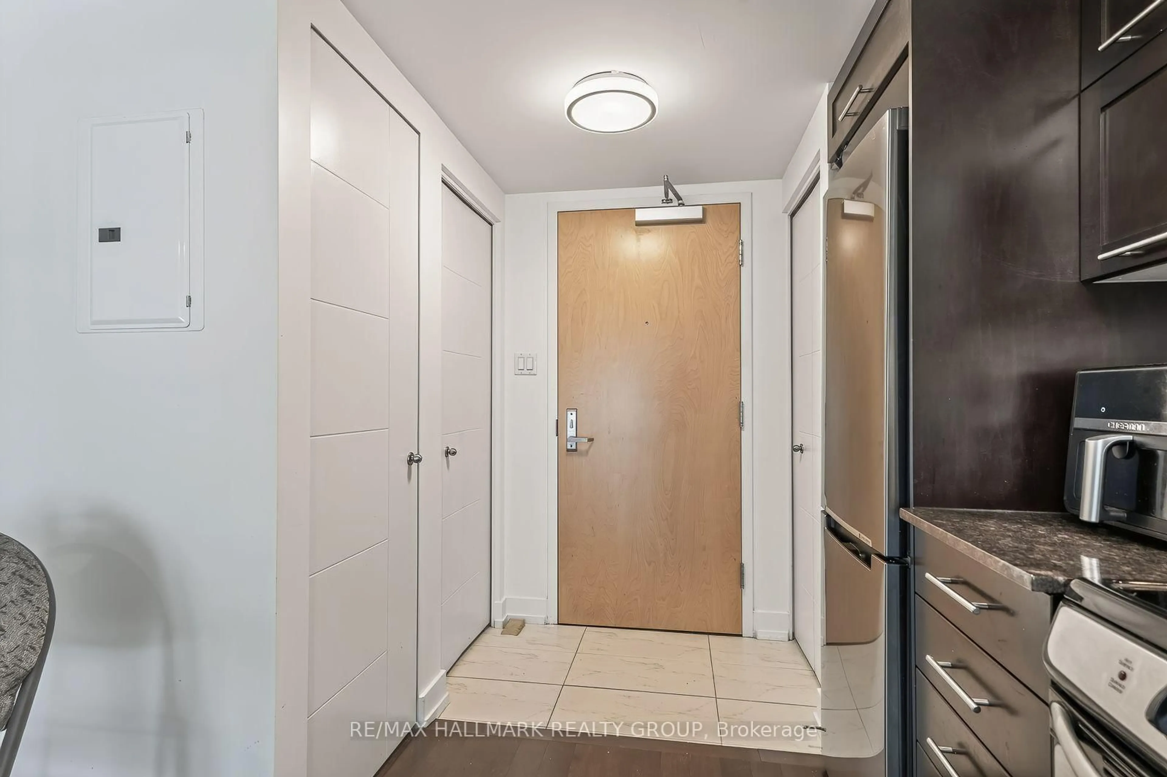 Indoor entryway for 40 Nepean St #1204, Ottawa Ontario K2P 0X5