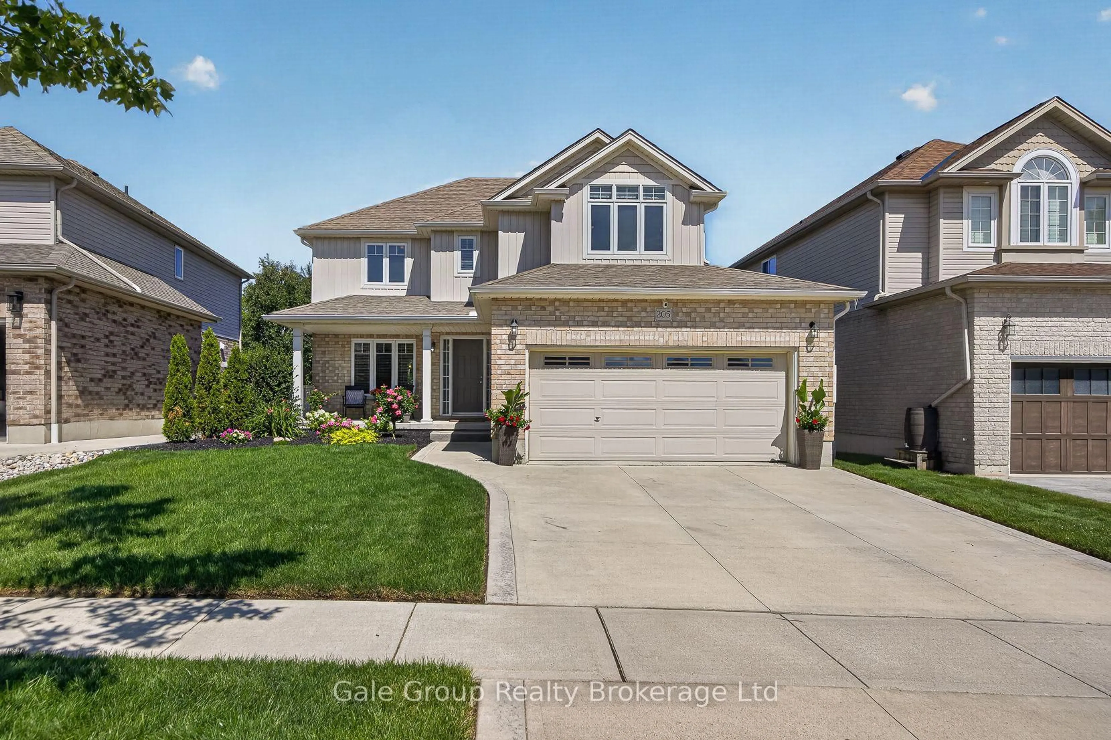 Home with vinyl exterior material, street for 205 Munnoch Blvd, Woodstock Ontario N4T 1V7