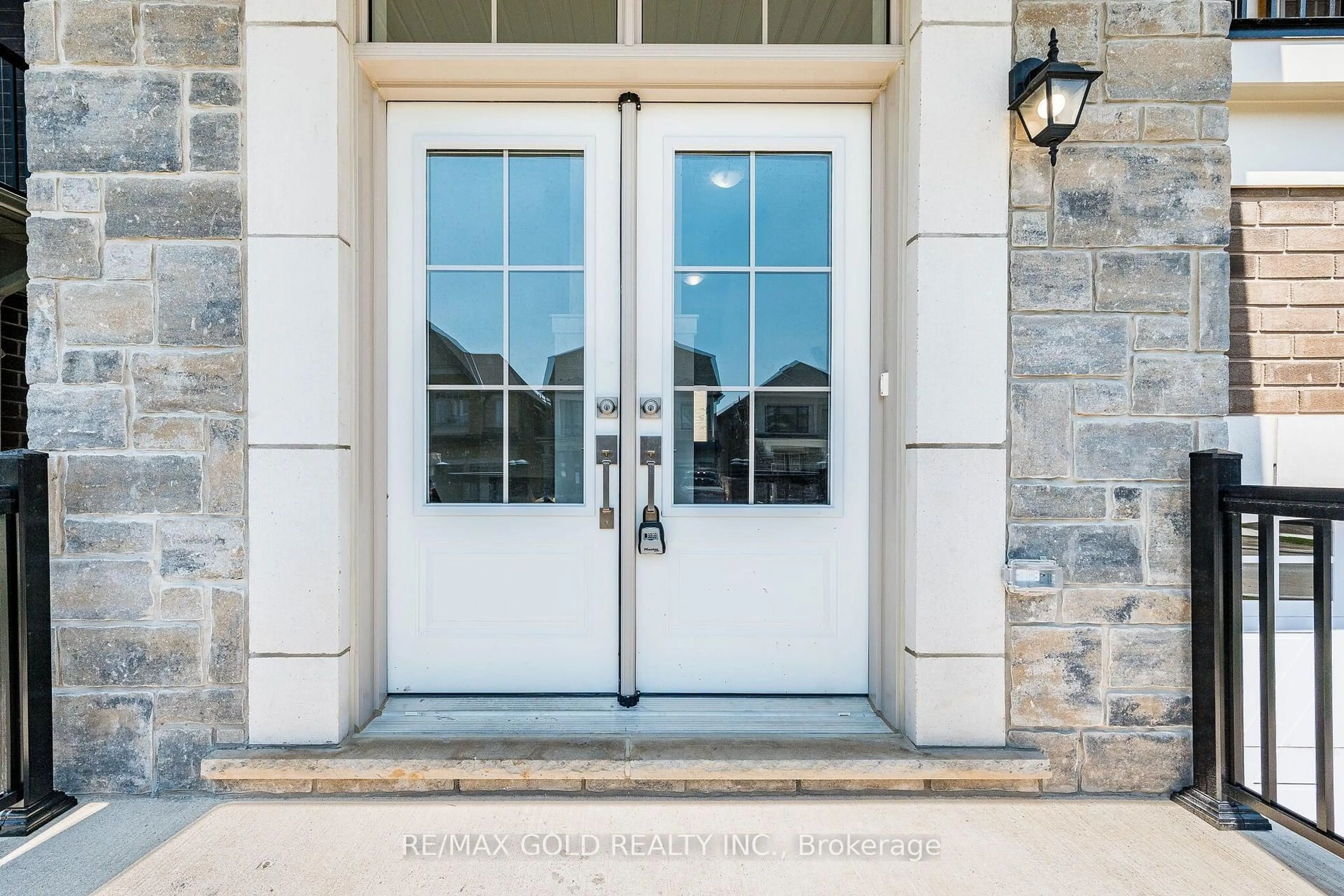 Indoor entryway for 27 Mundell Rd, Erin Ontario N0B 1T0
