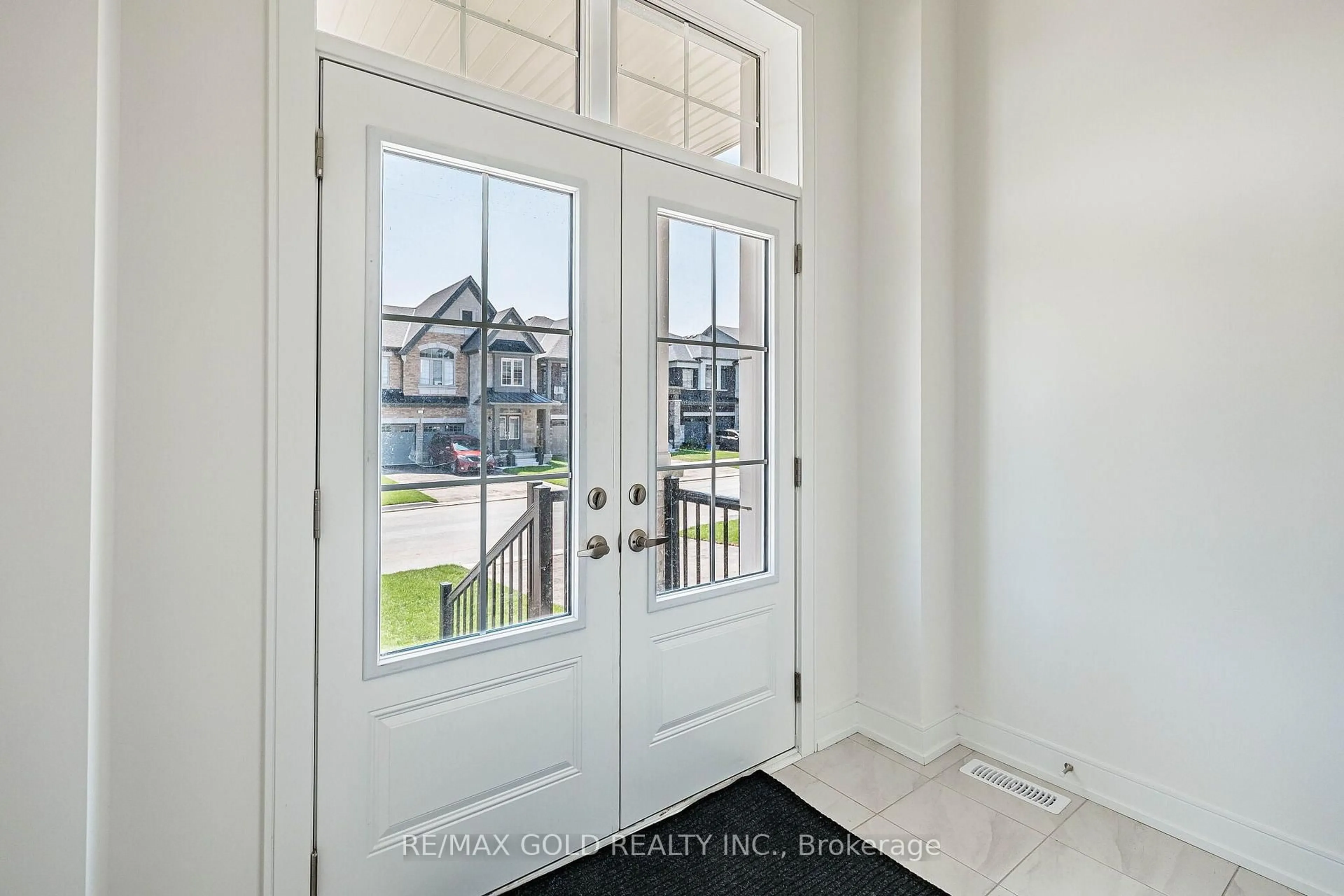 Indoor entryway for 27 Mundell Rd, Erin Ontario N0B 1T0