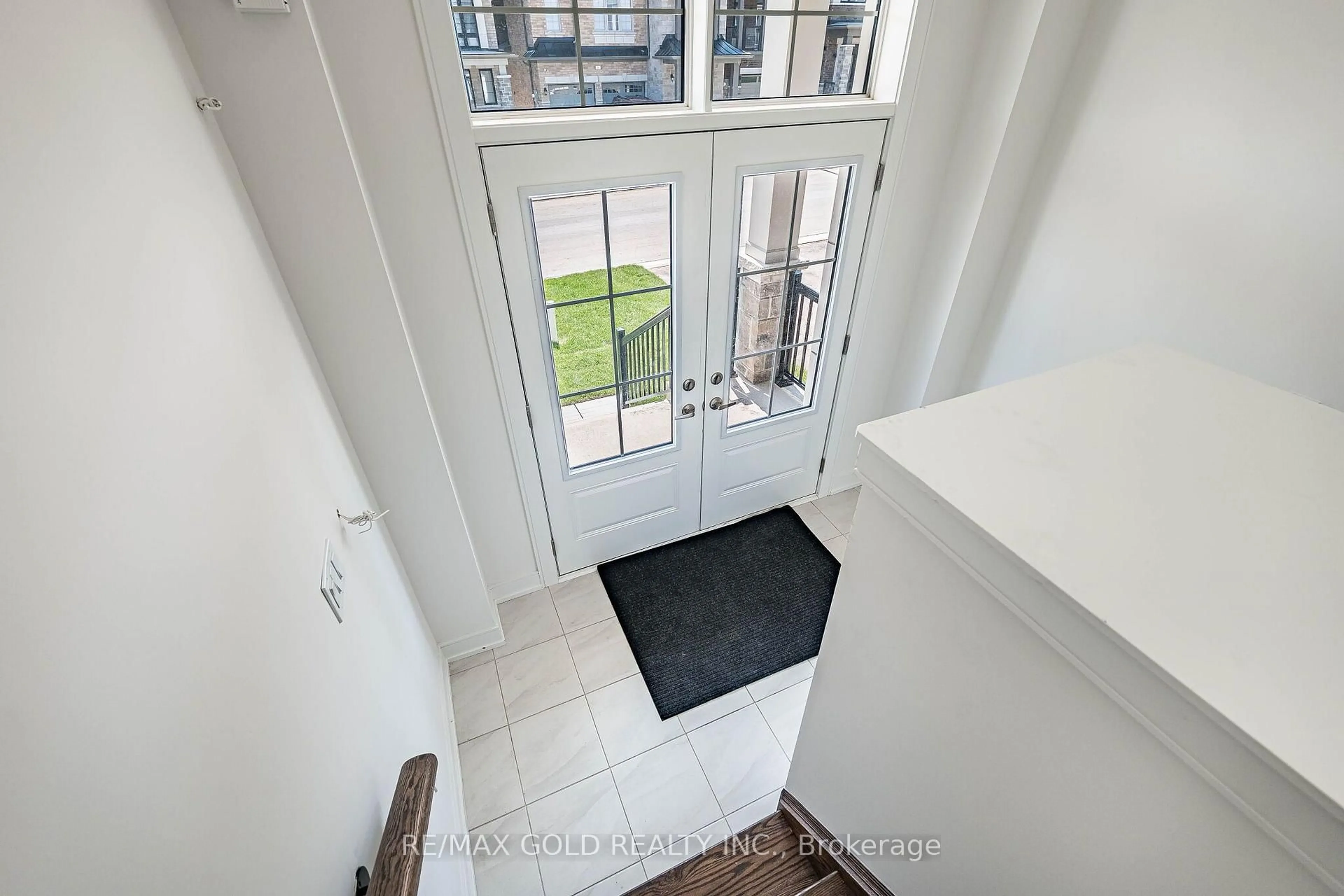 Indoor entryway for 27 Mundell Rd, Erin Ontario N0B 1T0