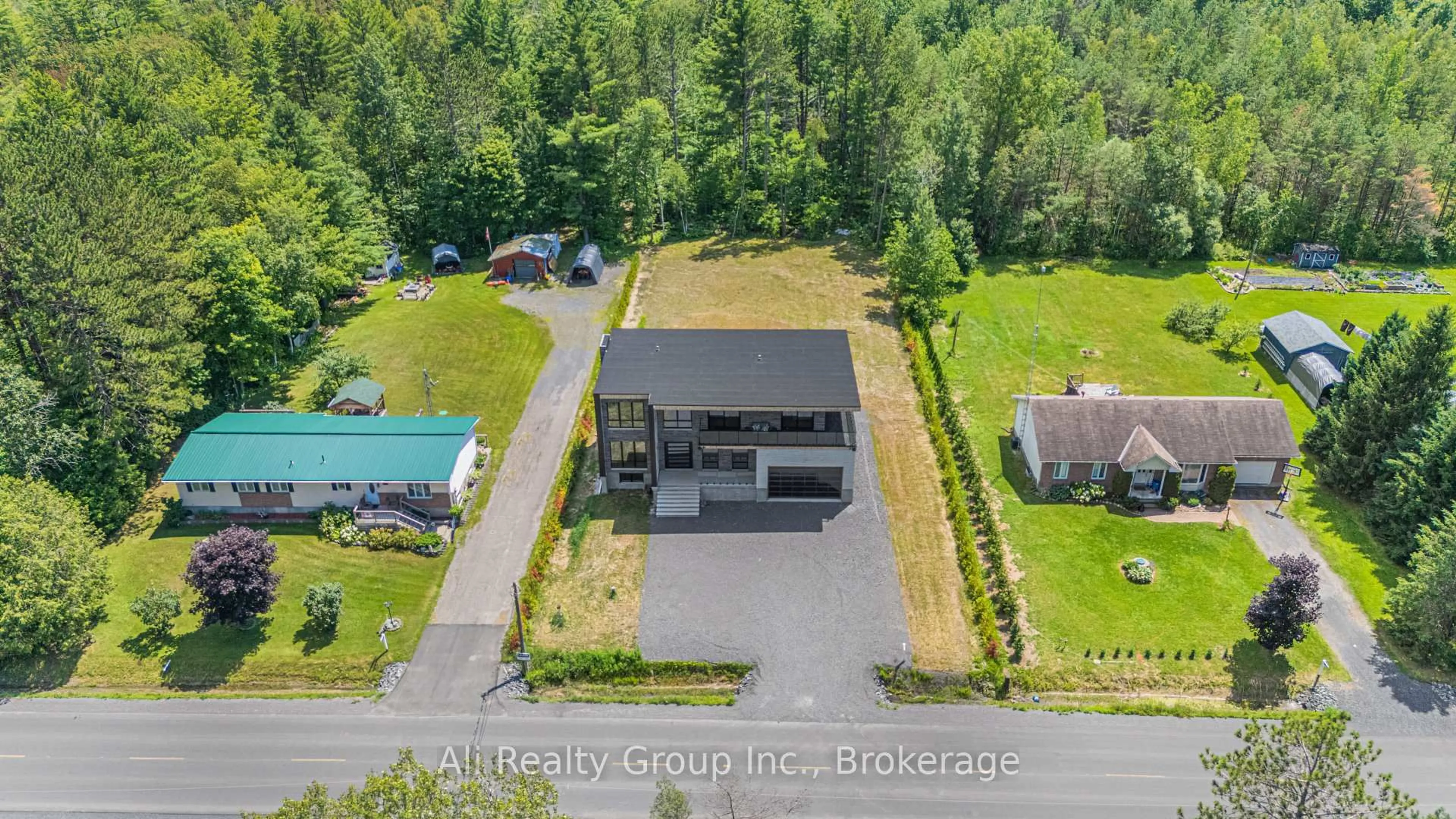 A pic from outside/outdoor area/front of a property/back of a property/a pic from drone, building for 1136 Vinette Rd, Clarence-Rockland Ontario K0A 1N0