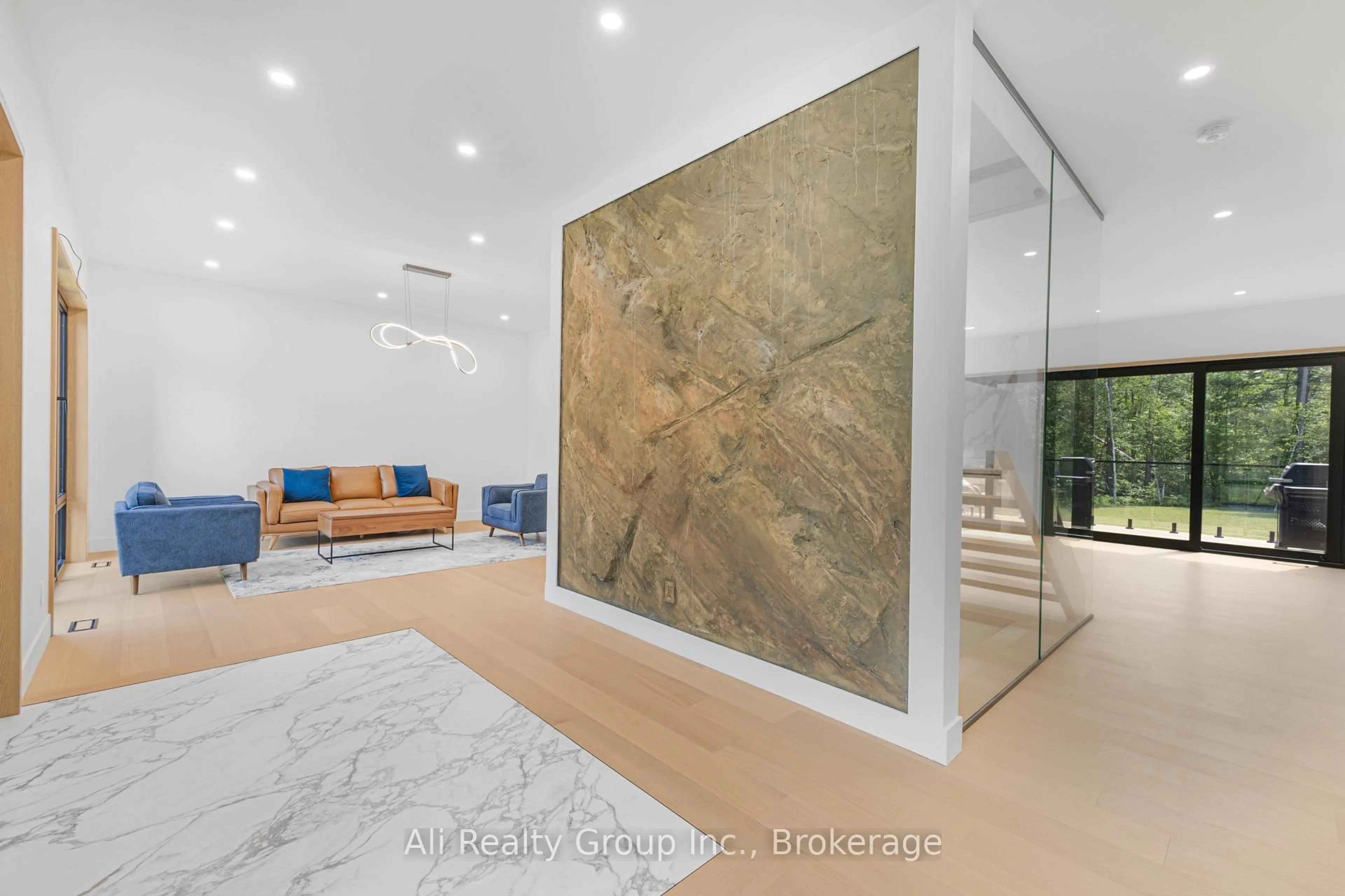 Indoor foyer for 1136 Vinette Rd, Clarence-Rockland Ontario K0A 1N0