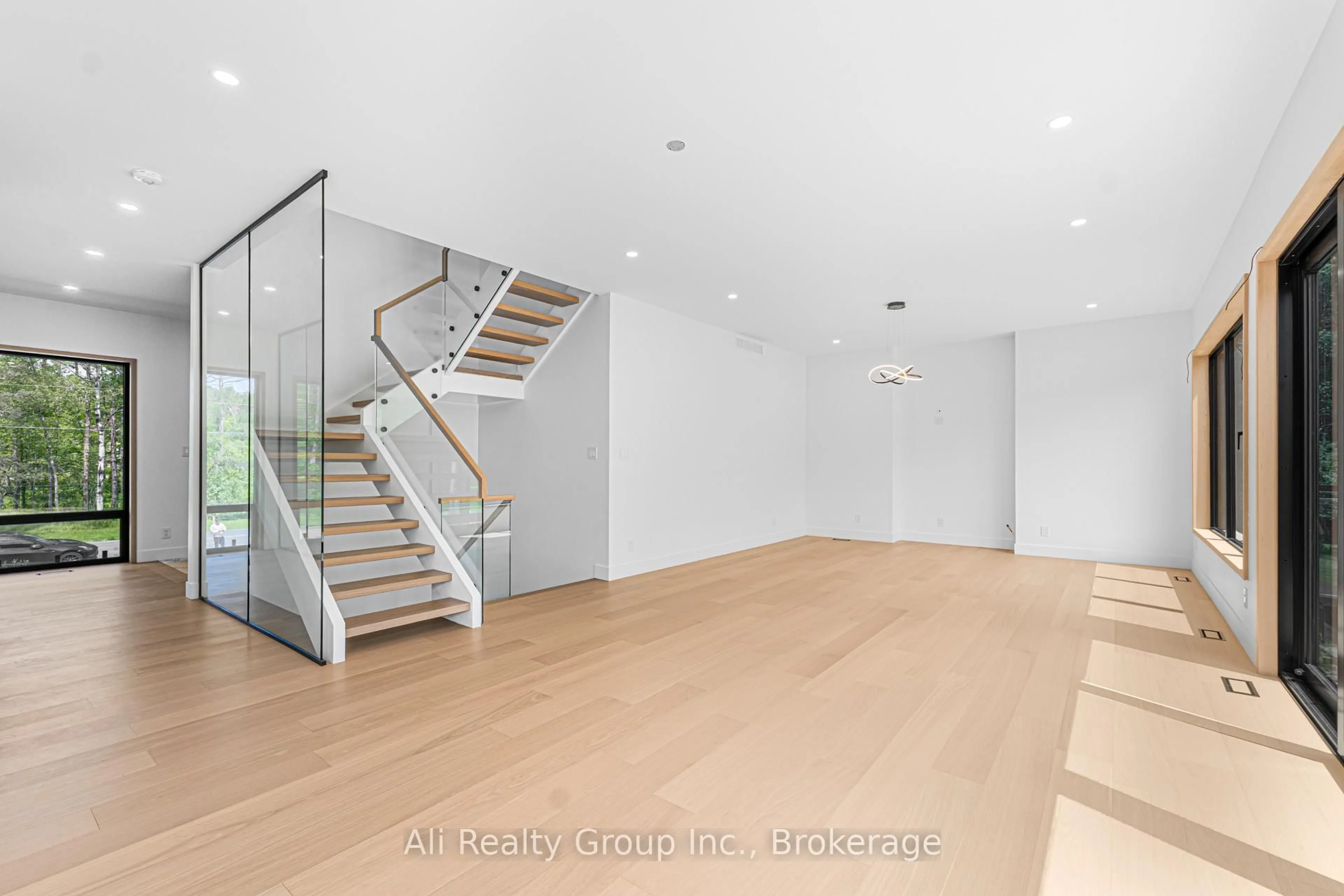Indoor foyer for 1136 Vinette Rd, Clarence-Rockland Ontario K0A 1N0
