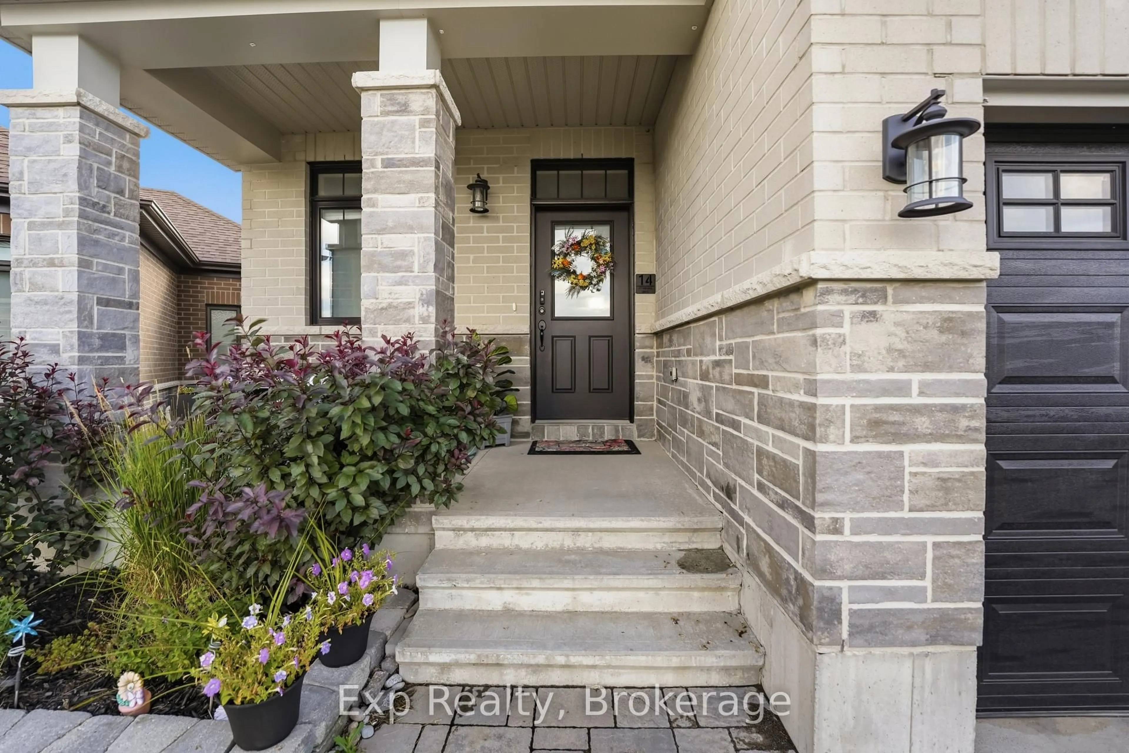 Indoor entryway for 14 Athabaska Dr, Belleville Ontario K8N 0T7