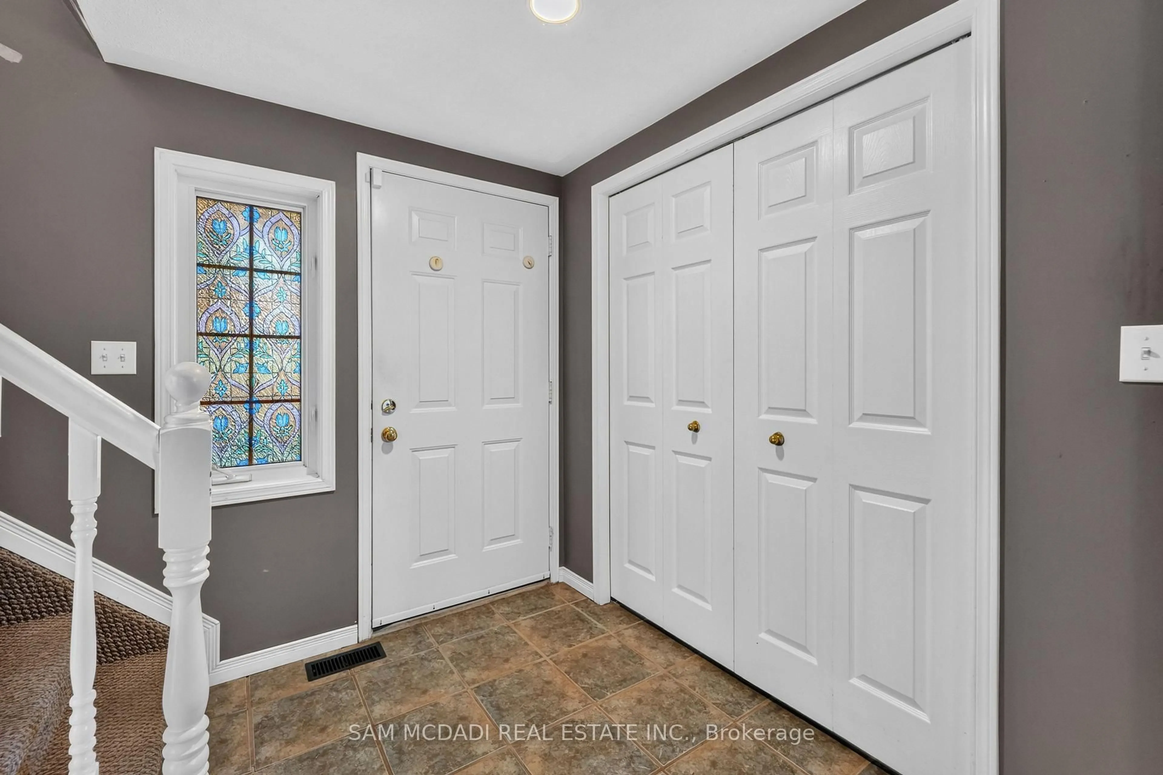 Indoor entryway for 33 Barker St, Tillsonburg Ontario N4G 1E4