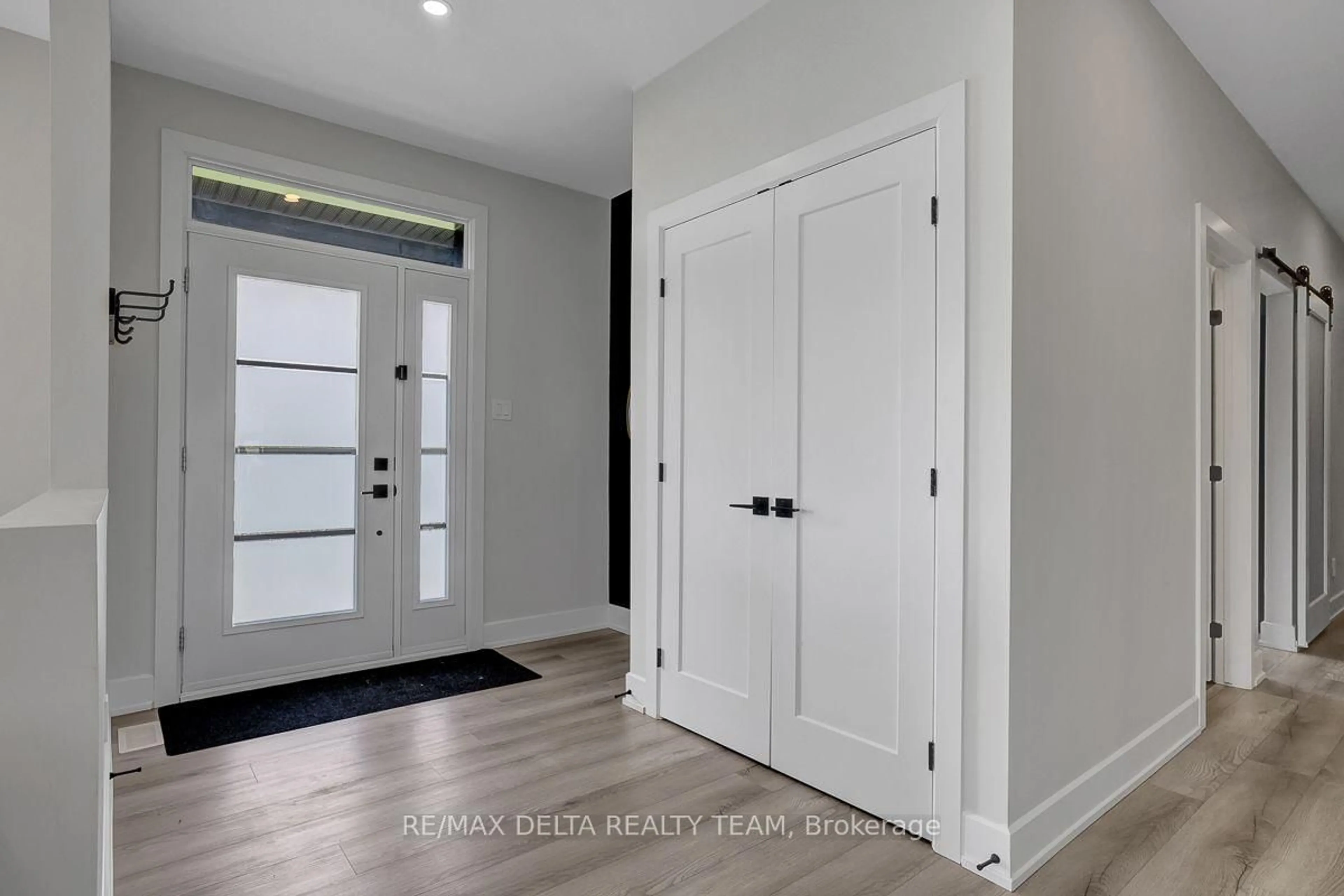 Indoor entryway for 1710 Metcalfe Farm Rd, Metcalfe Ontario K0A 2P0