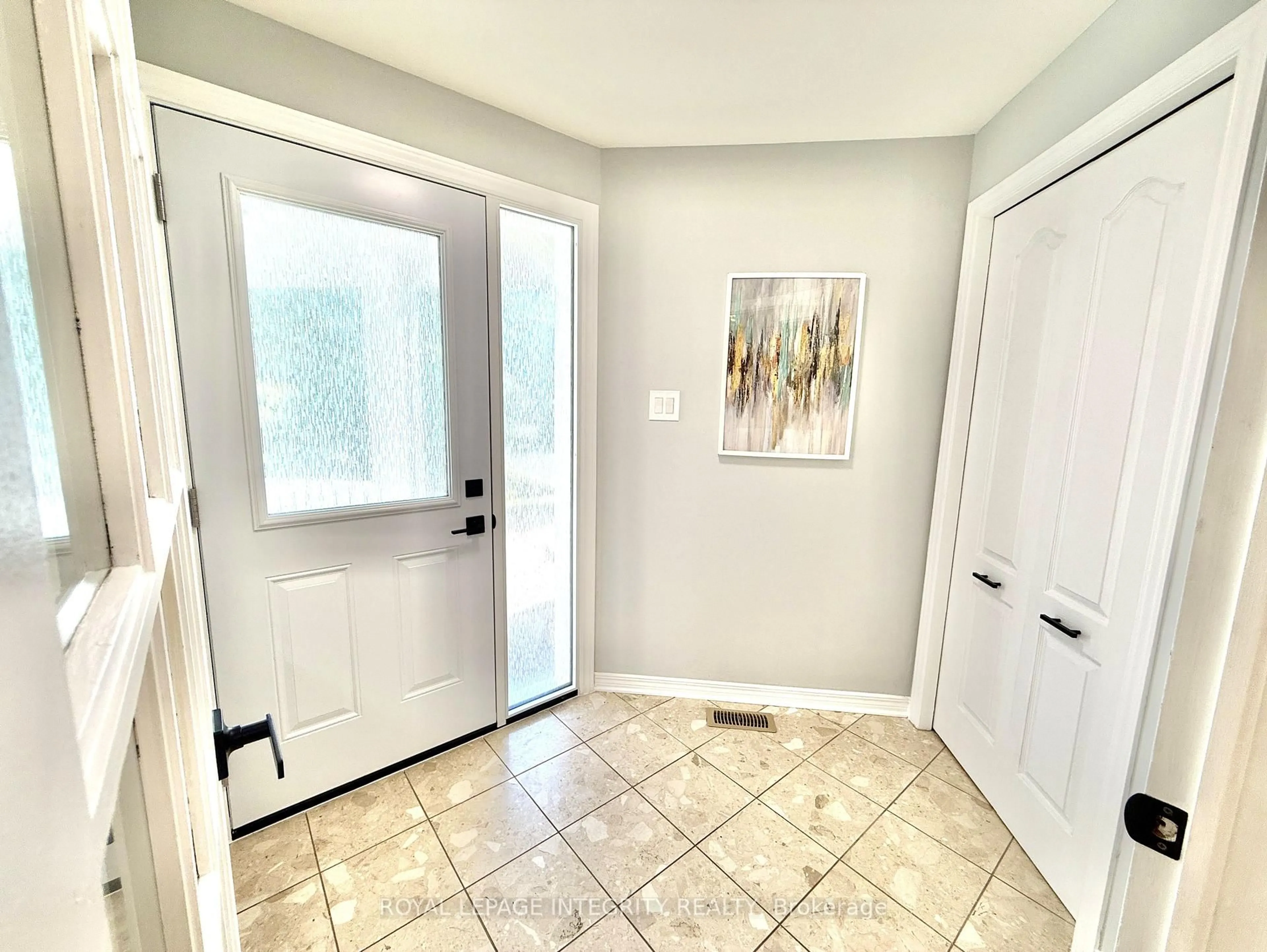 Indoor entryway for 4 GLENARDEN Crt, Ottawa Ontario K2G 5V9