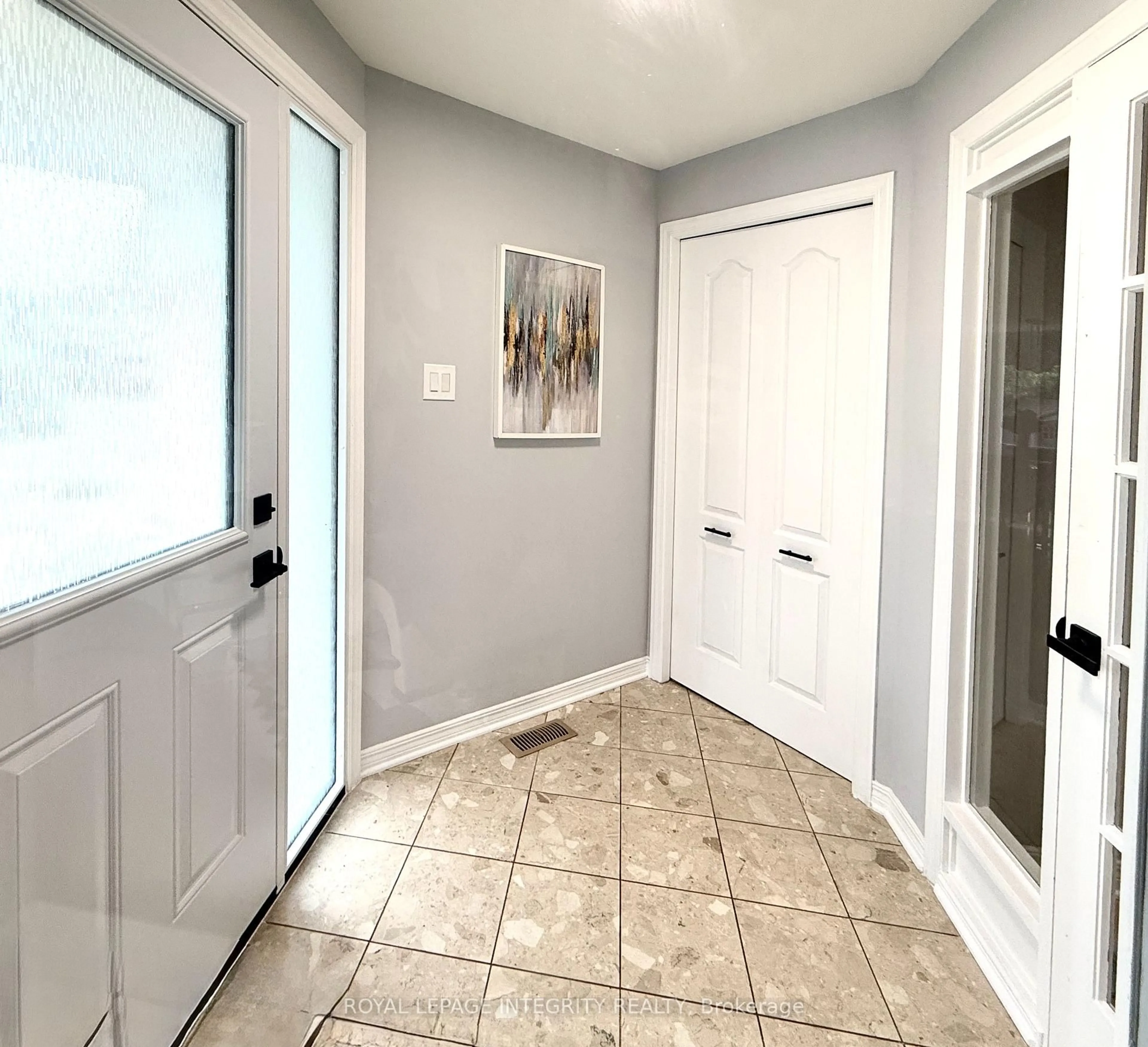 Indoor entryway for 4 GLENARDEN Crt, Ottawa Ontario K2G 5V9