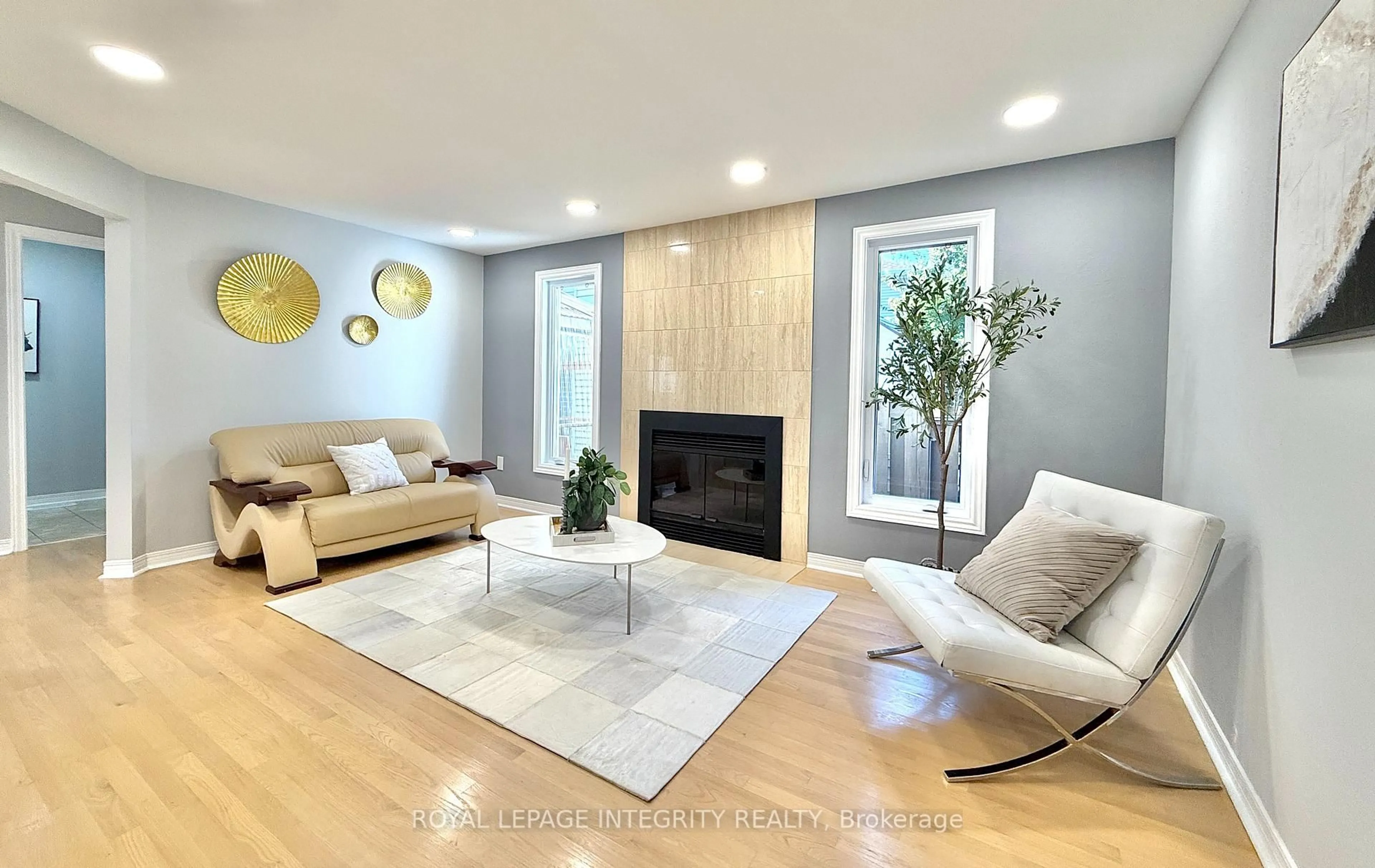 Living room with furniture, wood/laminate floor for 4 GLENARDEN Crt, Ottawa Ontario K2G 5V9