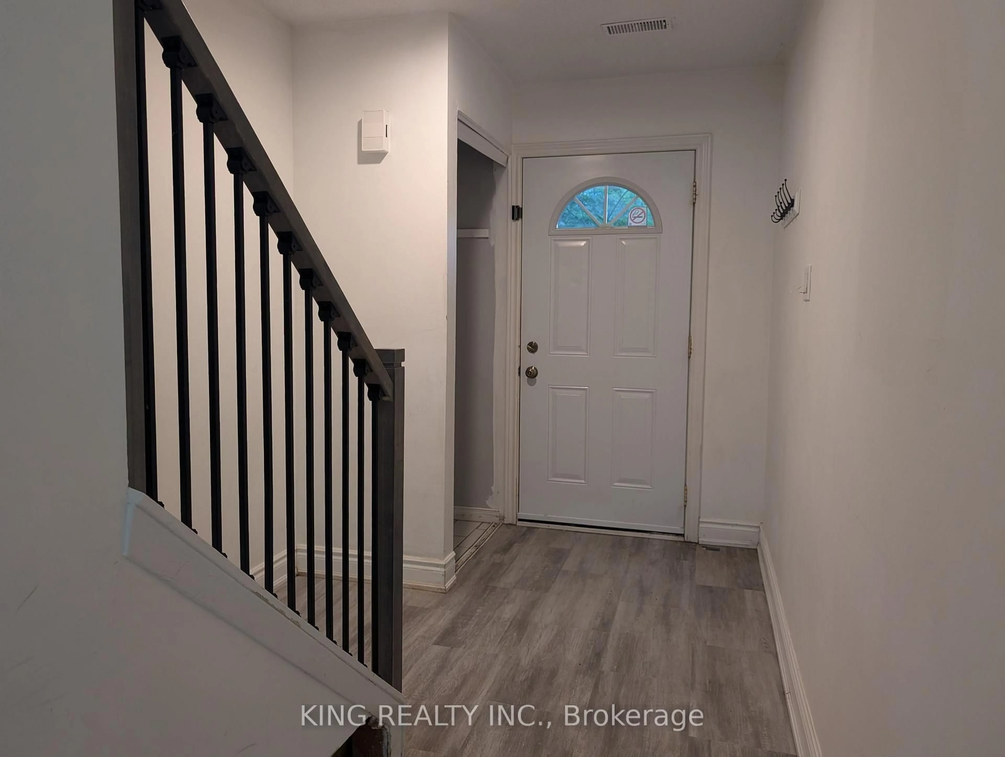 Indoor entryway for 985 Limeridge Rd #7, Hamilton Ontario L8W 1X9