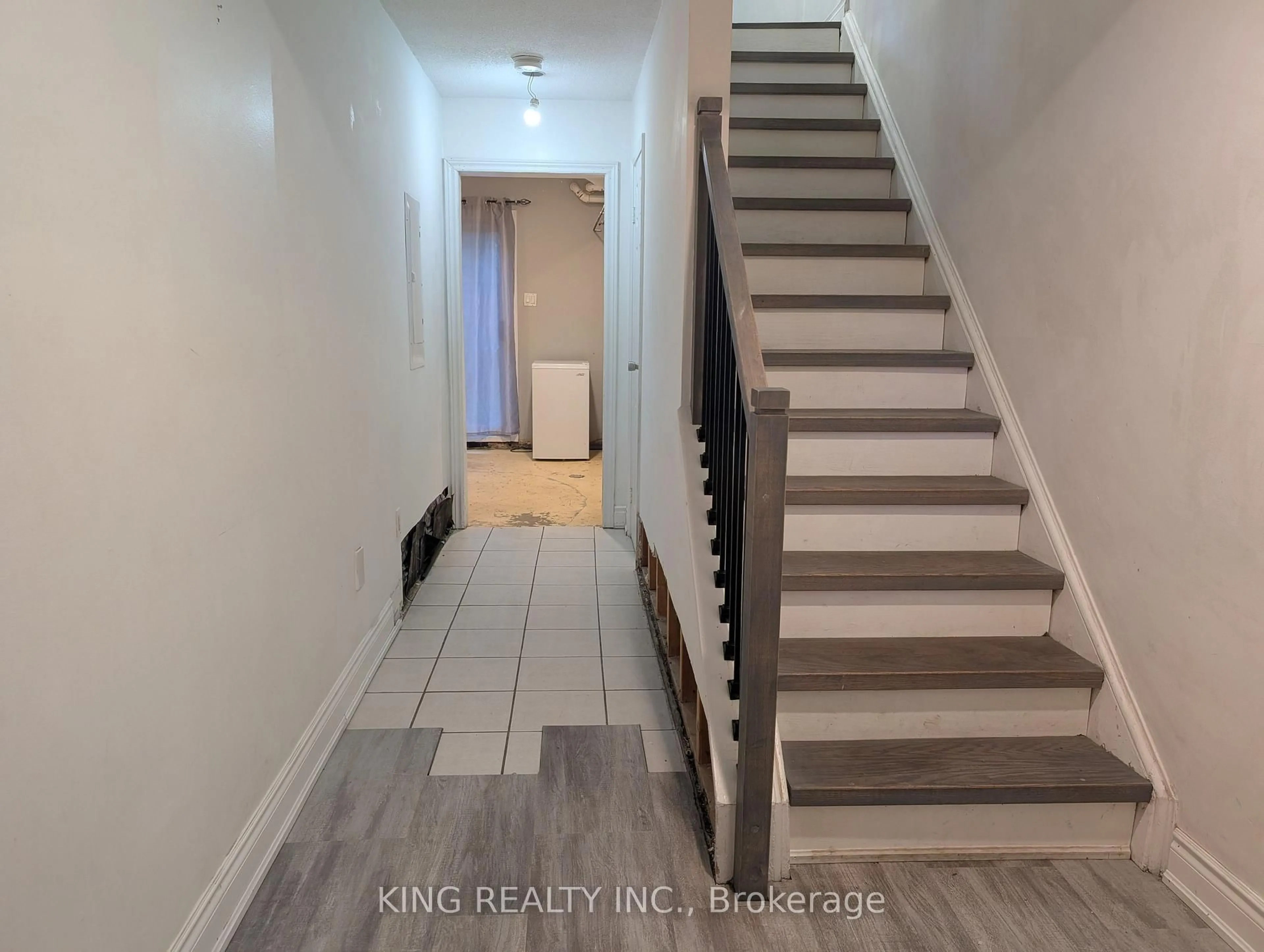 Unknown for 985 Limeridge Rd #7, Hamilton Ontario L8W 1X9