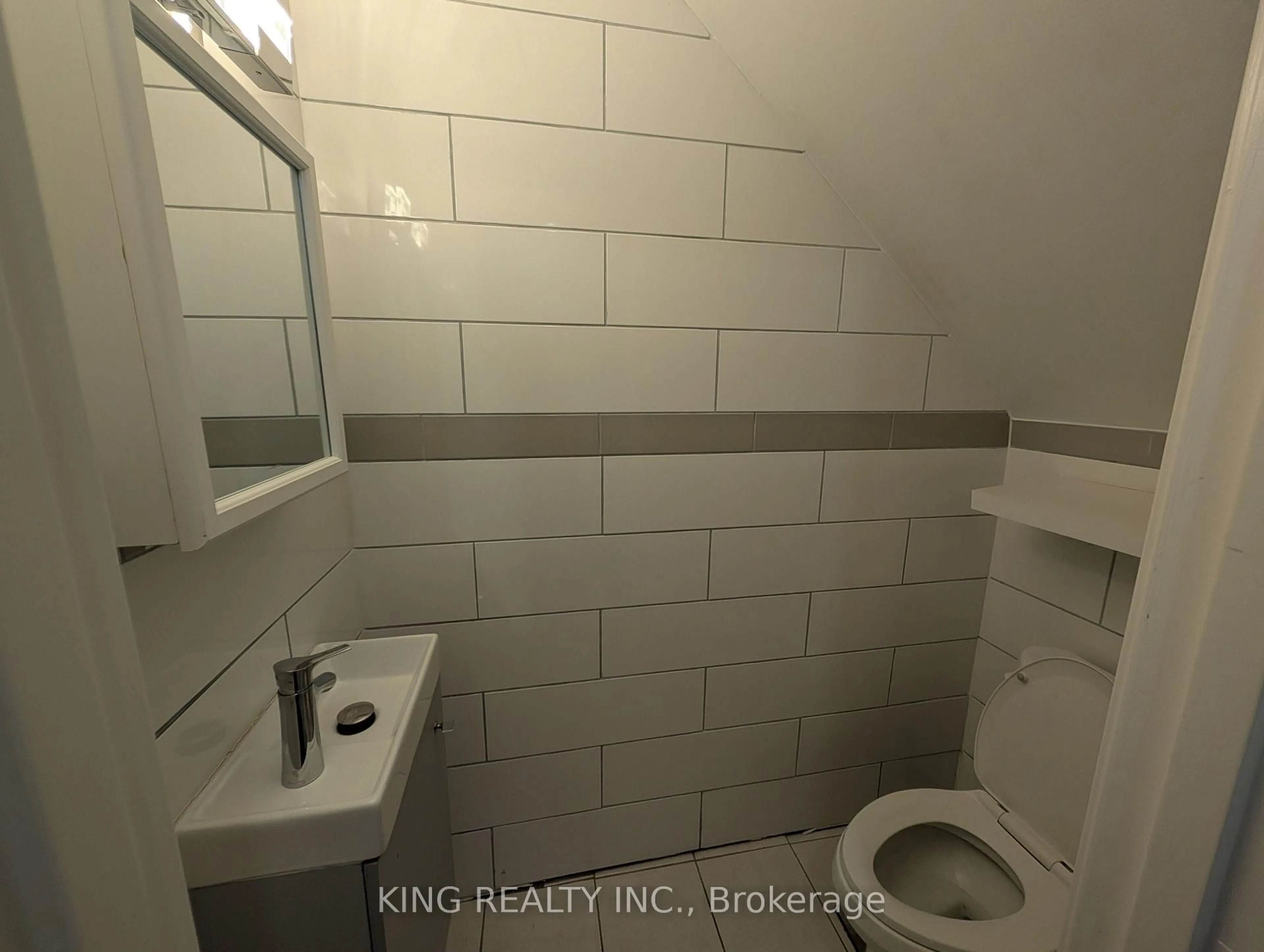 A pic of a room for 985 Limeridge Rd #7, Hamilton Ontario L8W 1X9