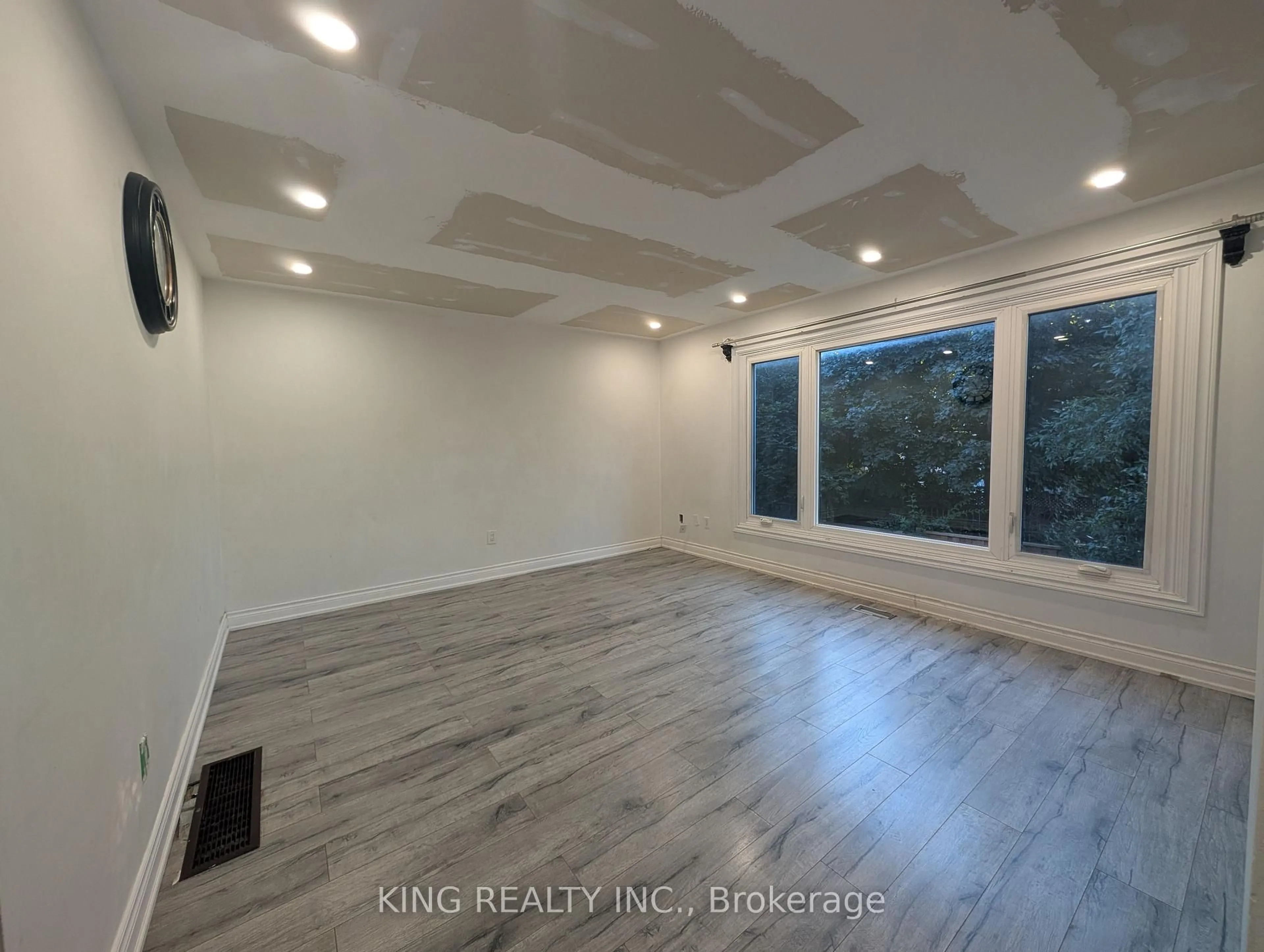 A pic of a room for 985 Limeridge Rd #7, Hamilton Ontario L8W 1X9