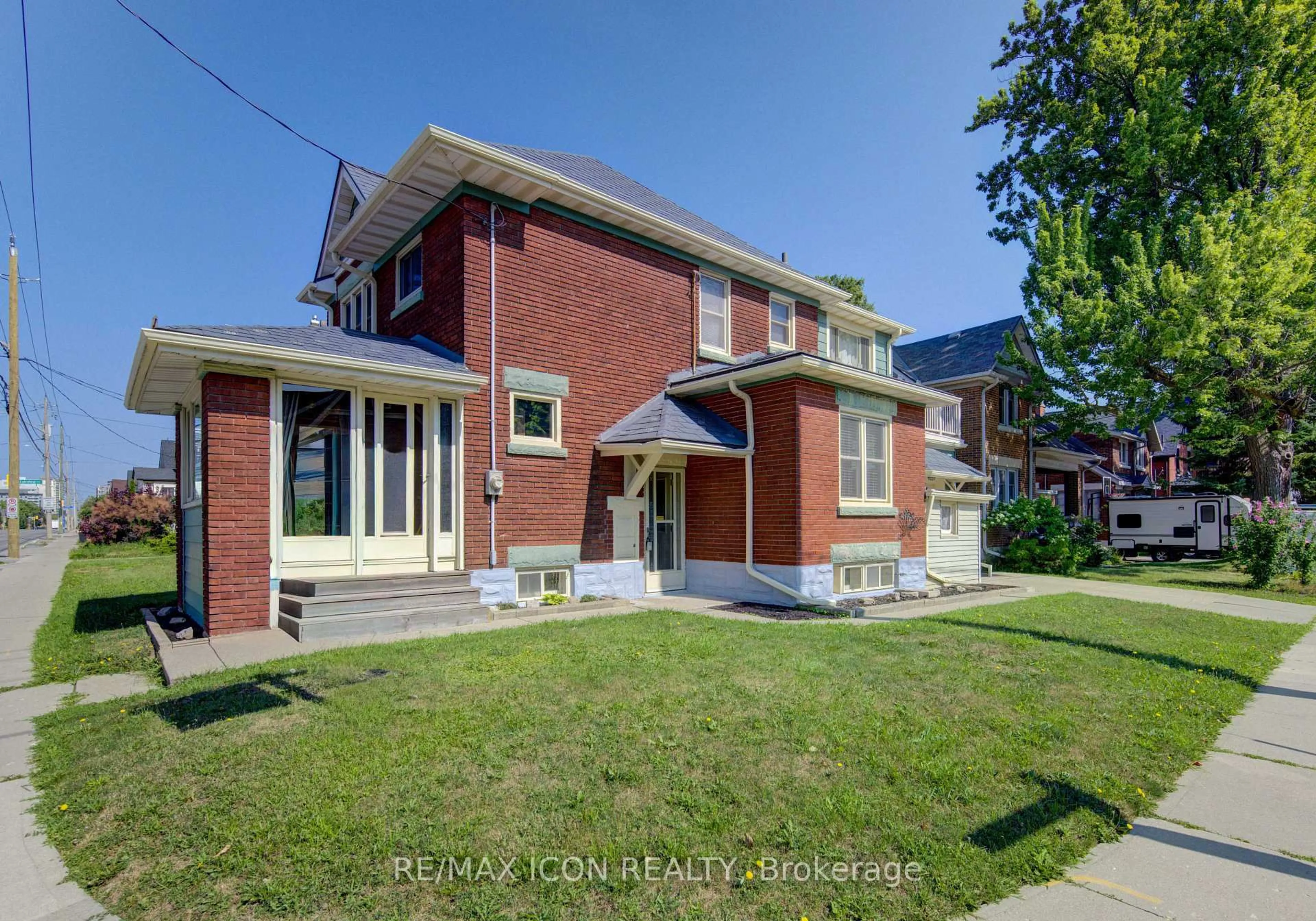 Home with brick exterior material, street for 224 Weber St, Kitchener Ontario N2H 1E8