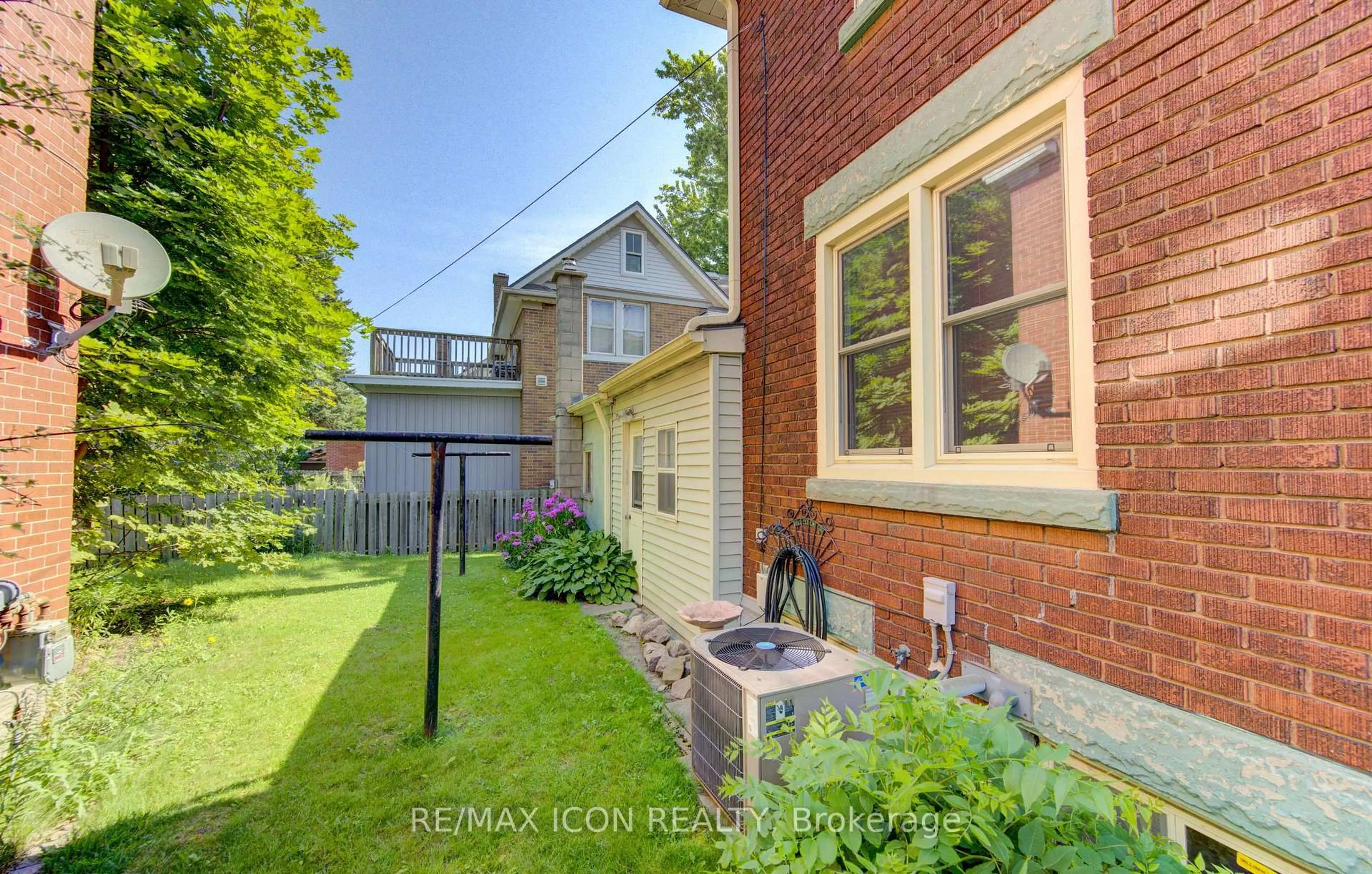 Home with brick exterior material, street for 224 Weber St, Kitchener Ontario N2H 1E8