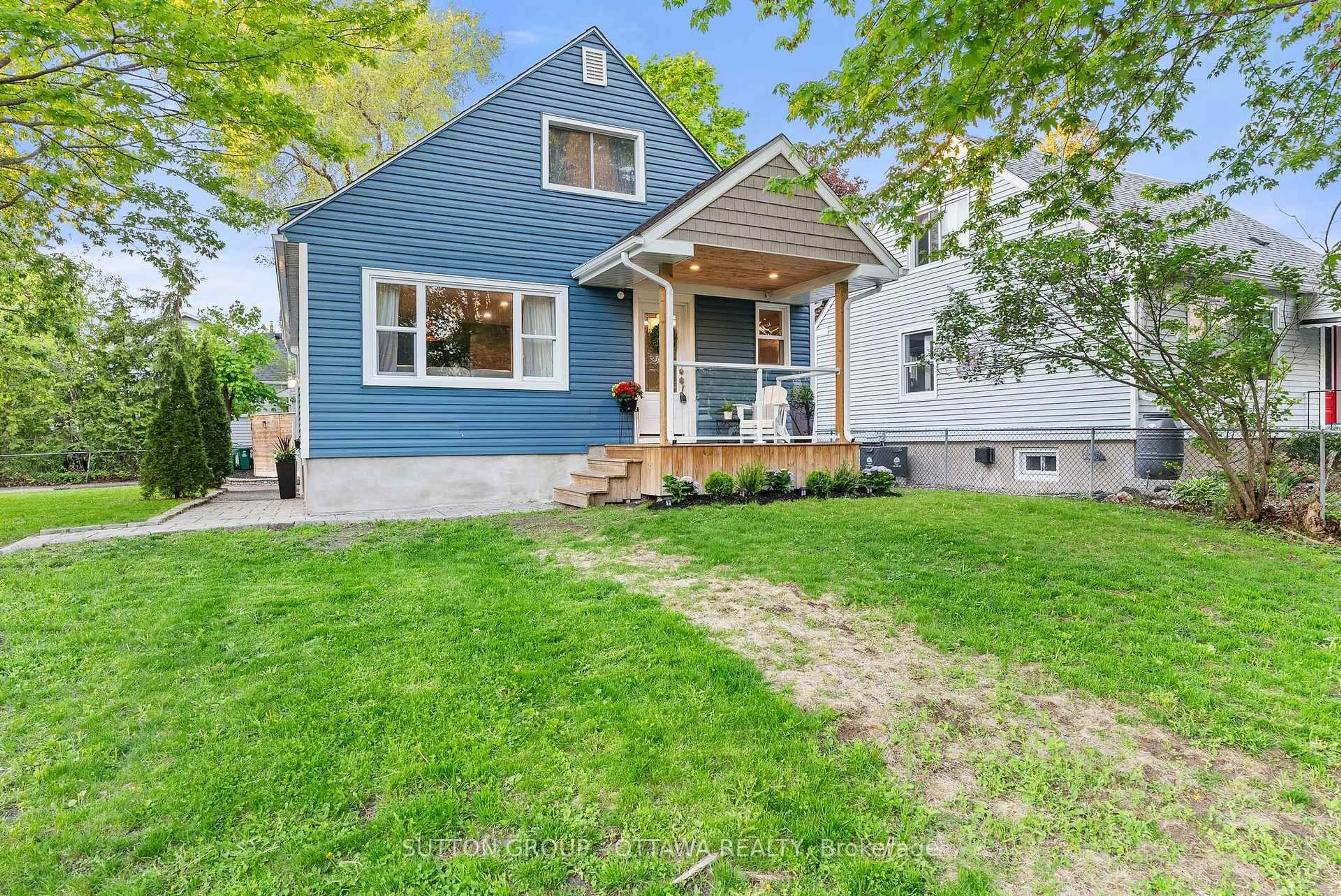 Home with vinyl exterior material, street for 409 Blake Blvd, Ottawa Ontario K1L 6L1