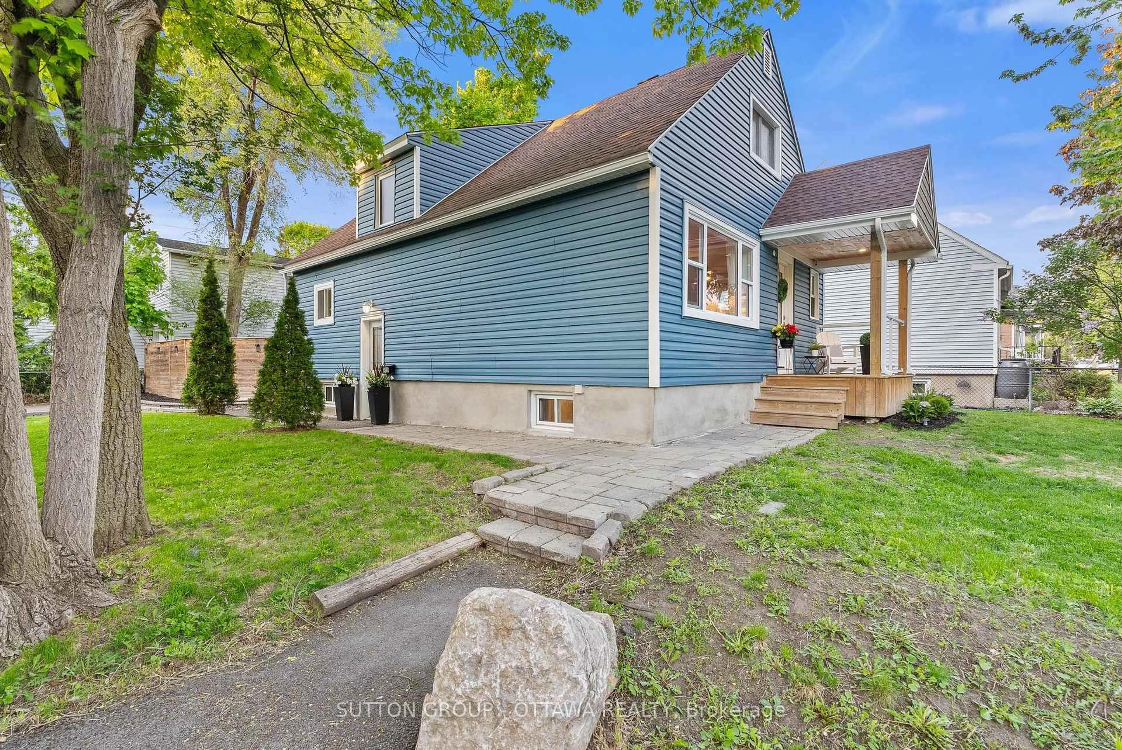 Home with vinyl exterior material, street for 409 Blake Blvd, Ottawa Ontario K1L 6L1