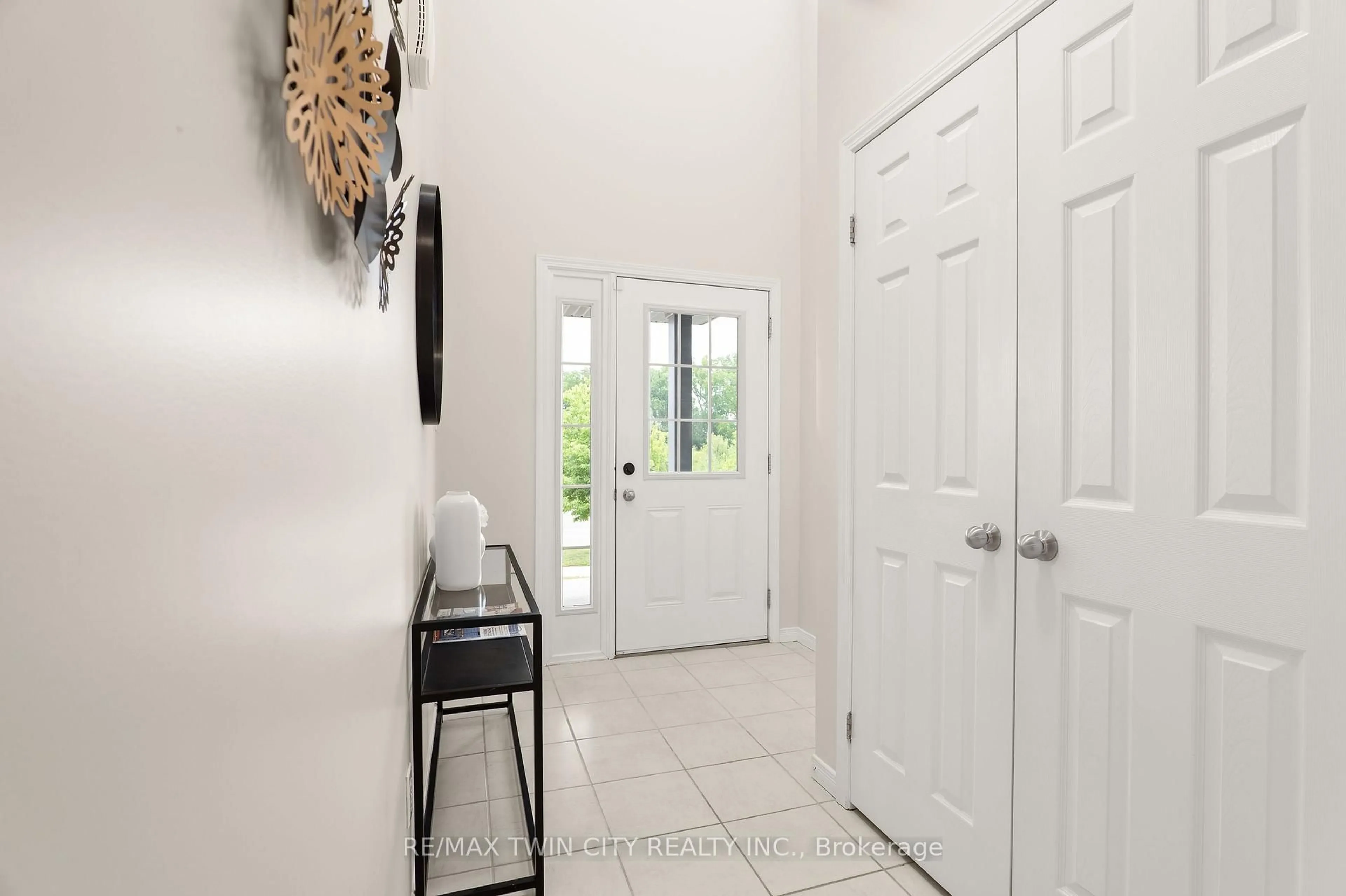 Indoor entryway for 680 Blair Creek Dr, Kitchener Ontario N2P 0E7