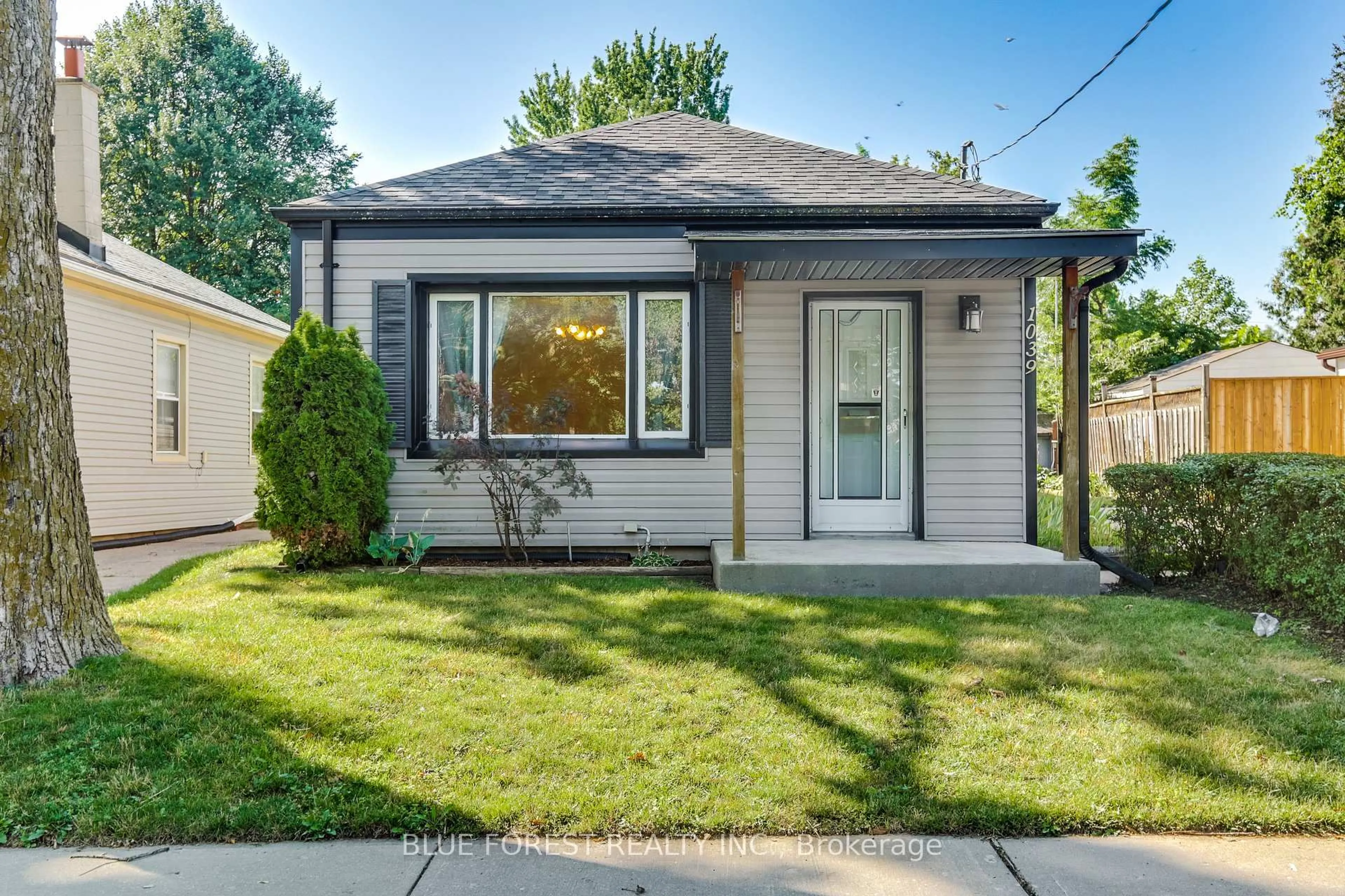 Home with vinyl exterior material, street for 1039 Frances St, London East Ontario N5W 2L8