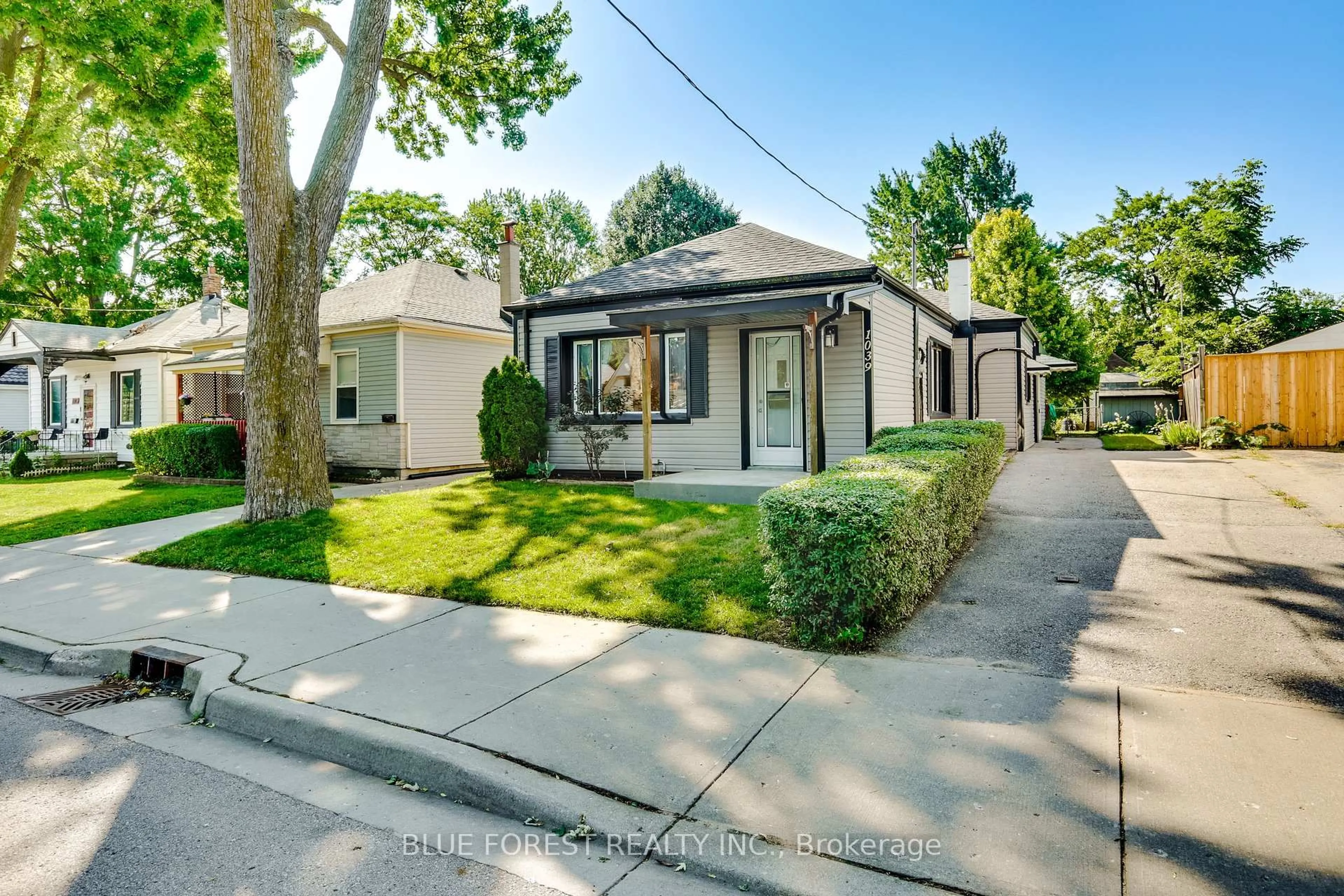 Home with vinyl exterior material, street for 1039 Frances St, London East Ontario N5W 2L8