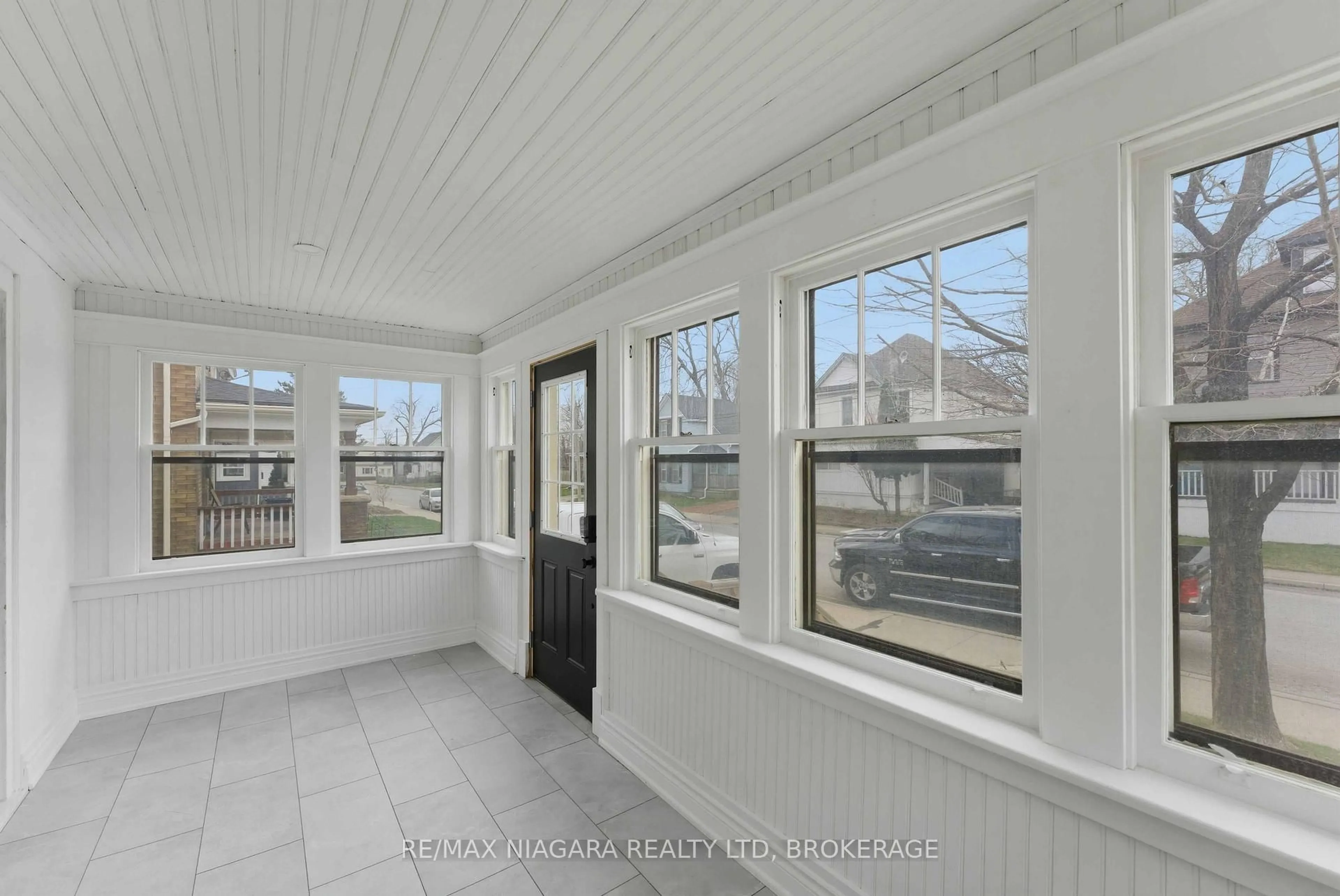 Indoor entryway for 4733 Jepson St, Niagara Falls Ontario L2E 1J7
