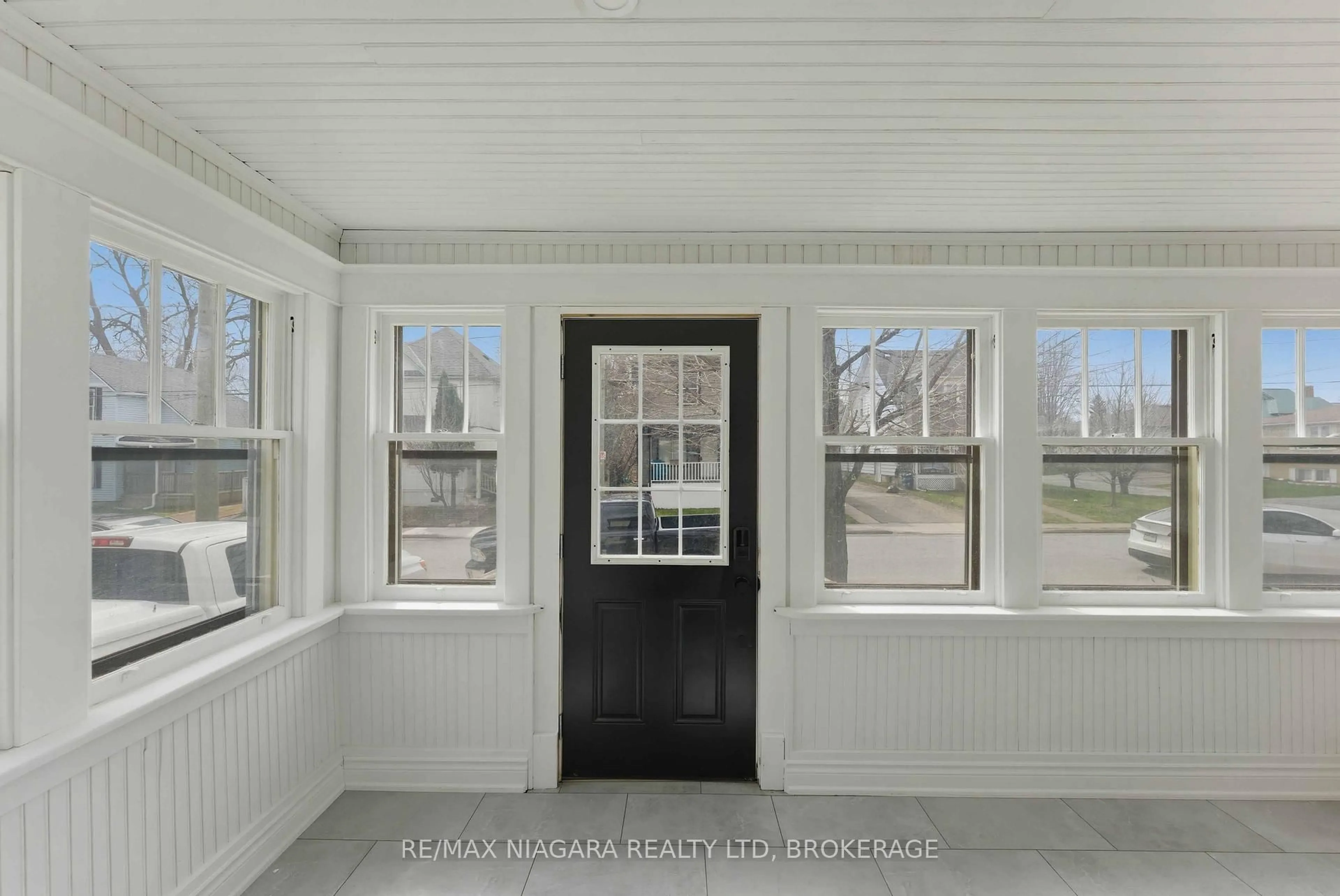 Indoor entryway for 4733 Jepson St, Niagara Falls Ontario L2E 1J7