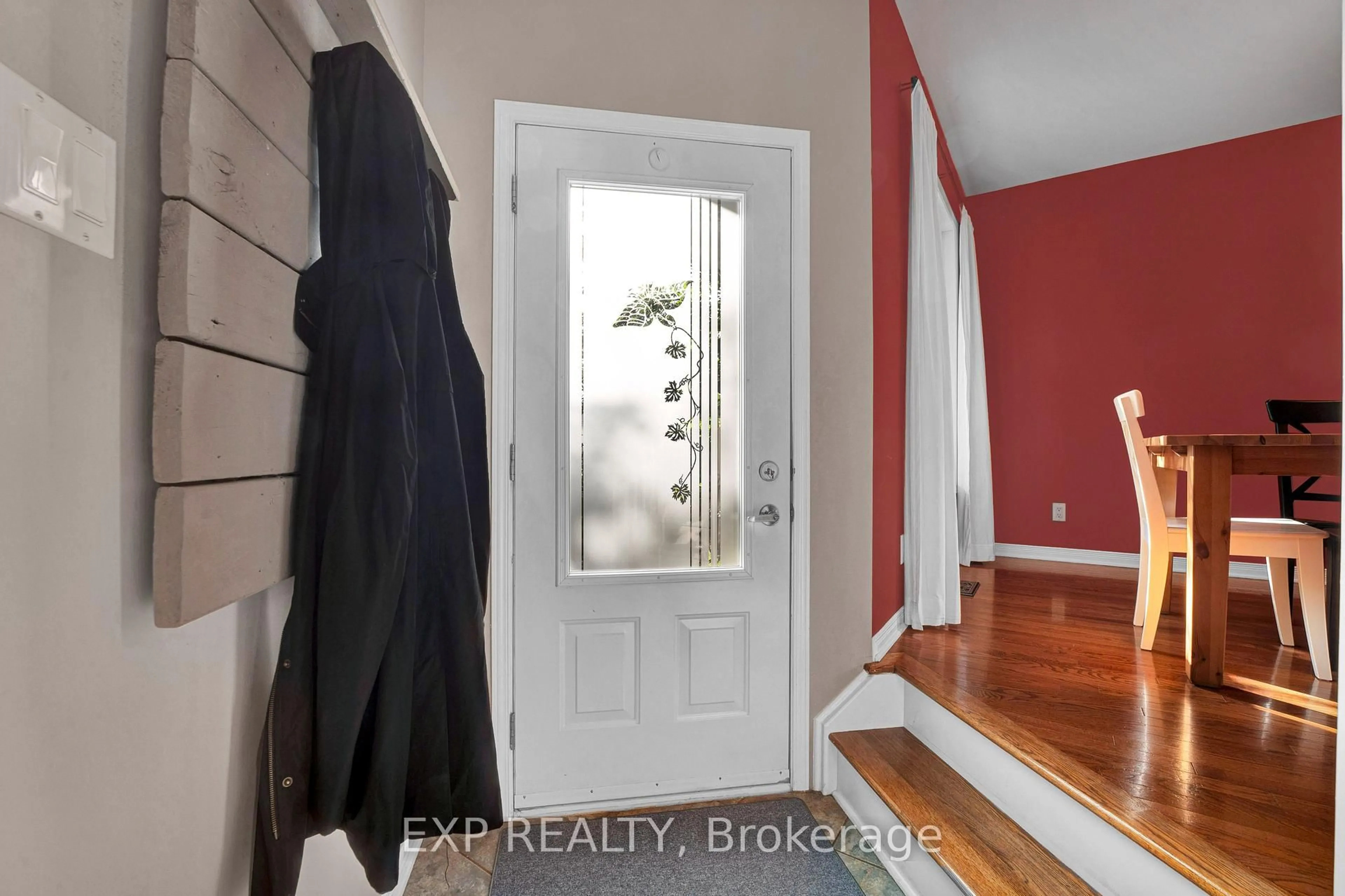 Indoor entryway for 2744 Sylvain St, Clarence-Rockland Ontario K4K 1S6