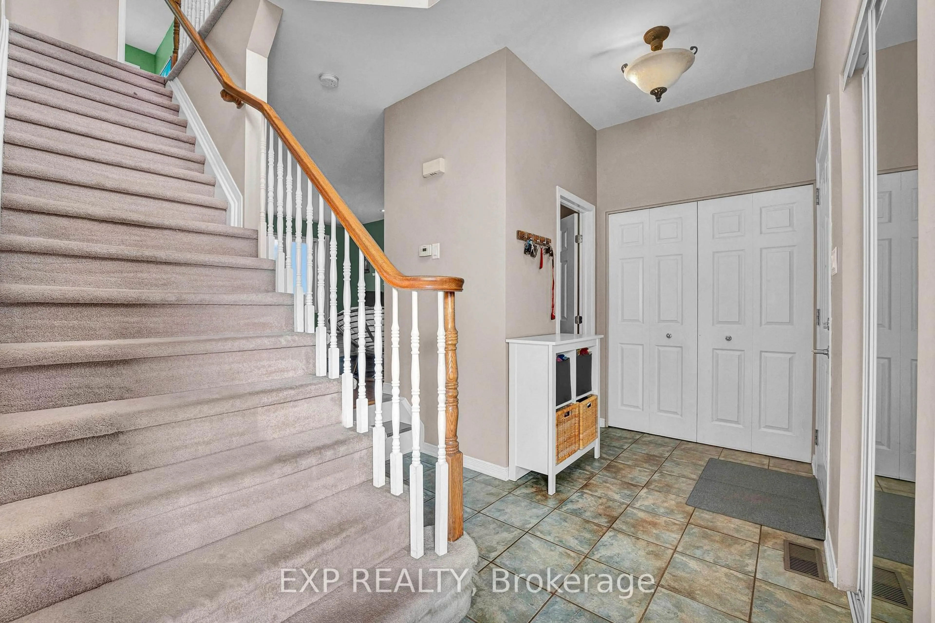Indoor entryway for 2744 Sylvain St, Clarence-Rockland Ontario K4K 1S6